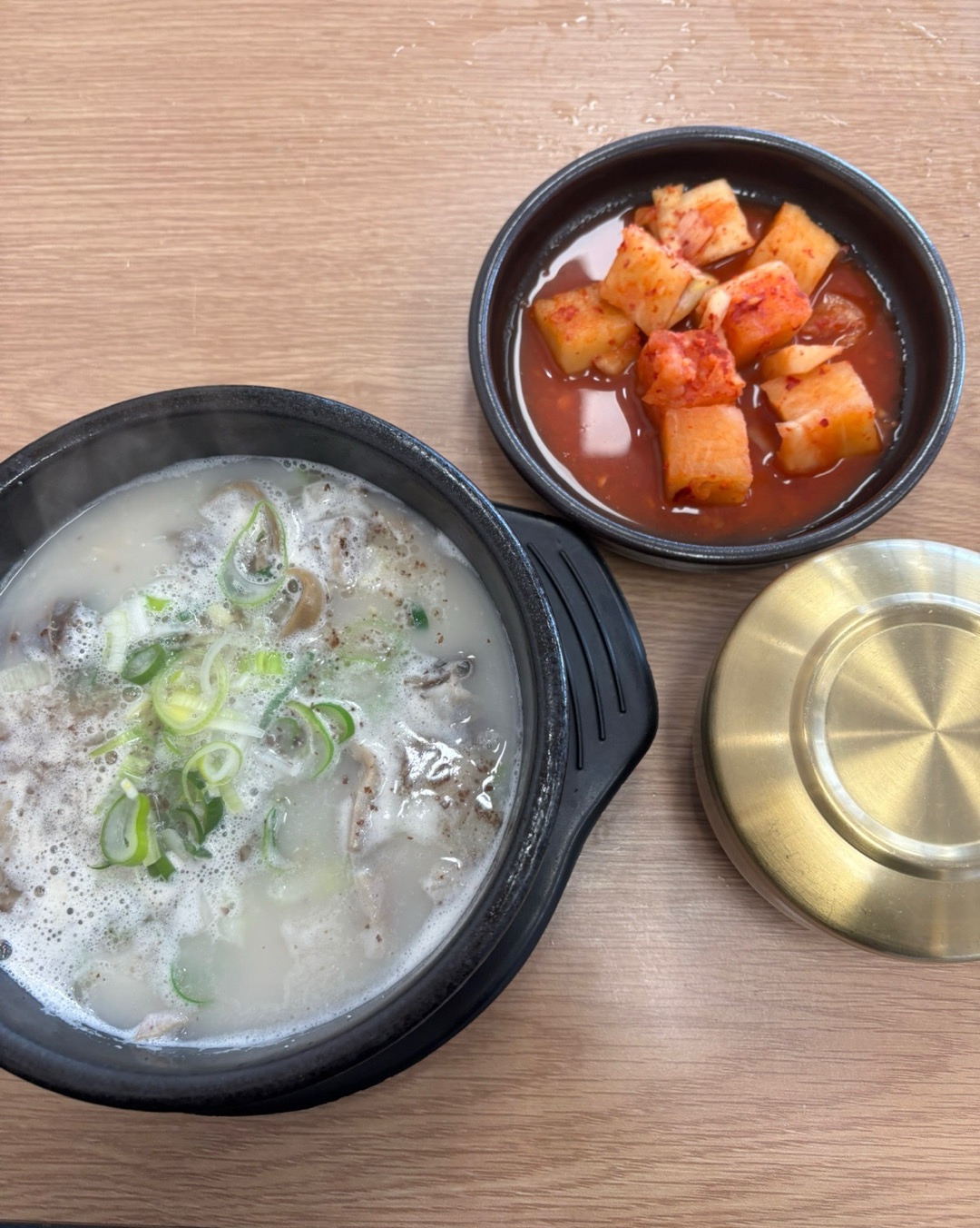 매장이 쾌적해서 혼밥하기도 좋고 반찬도 셀프로 챙겨먹을 수 있어 편합니다!! 순대국밥도 잡