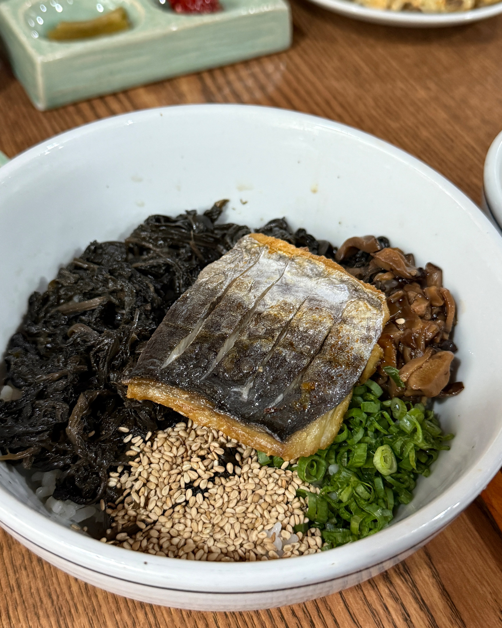 구운 가지는 부드럽고 불향이 살아 있어서 채소만으로도 충분히 맛있었어요! 삼치도 껍질은 바