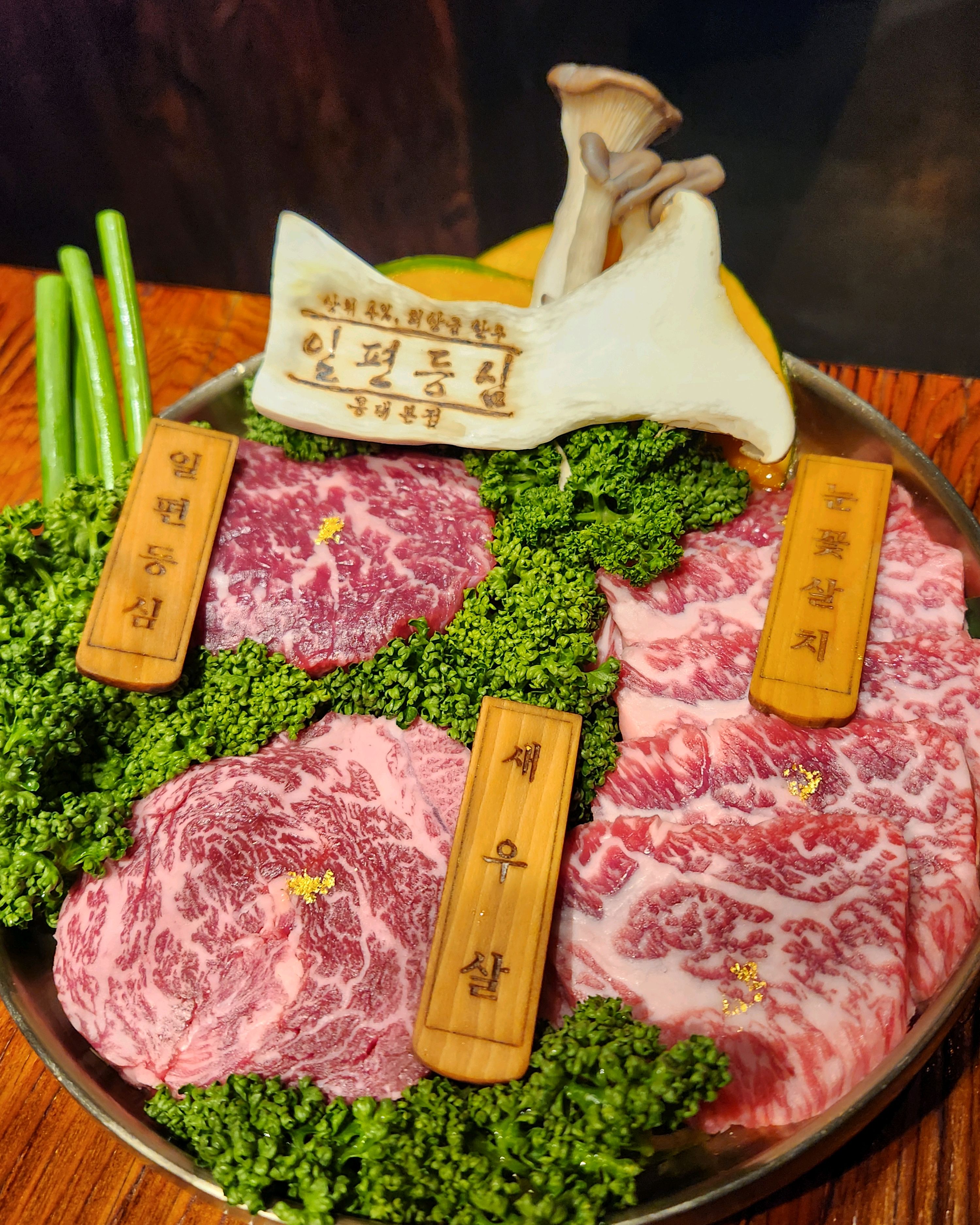 고기는 싱싱하고 너무 부드러워요!! - 홍대 맛집 일편등심 홍대본점
