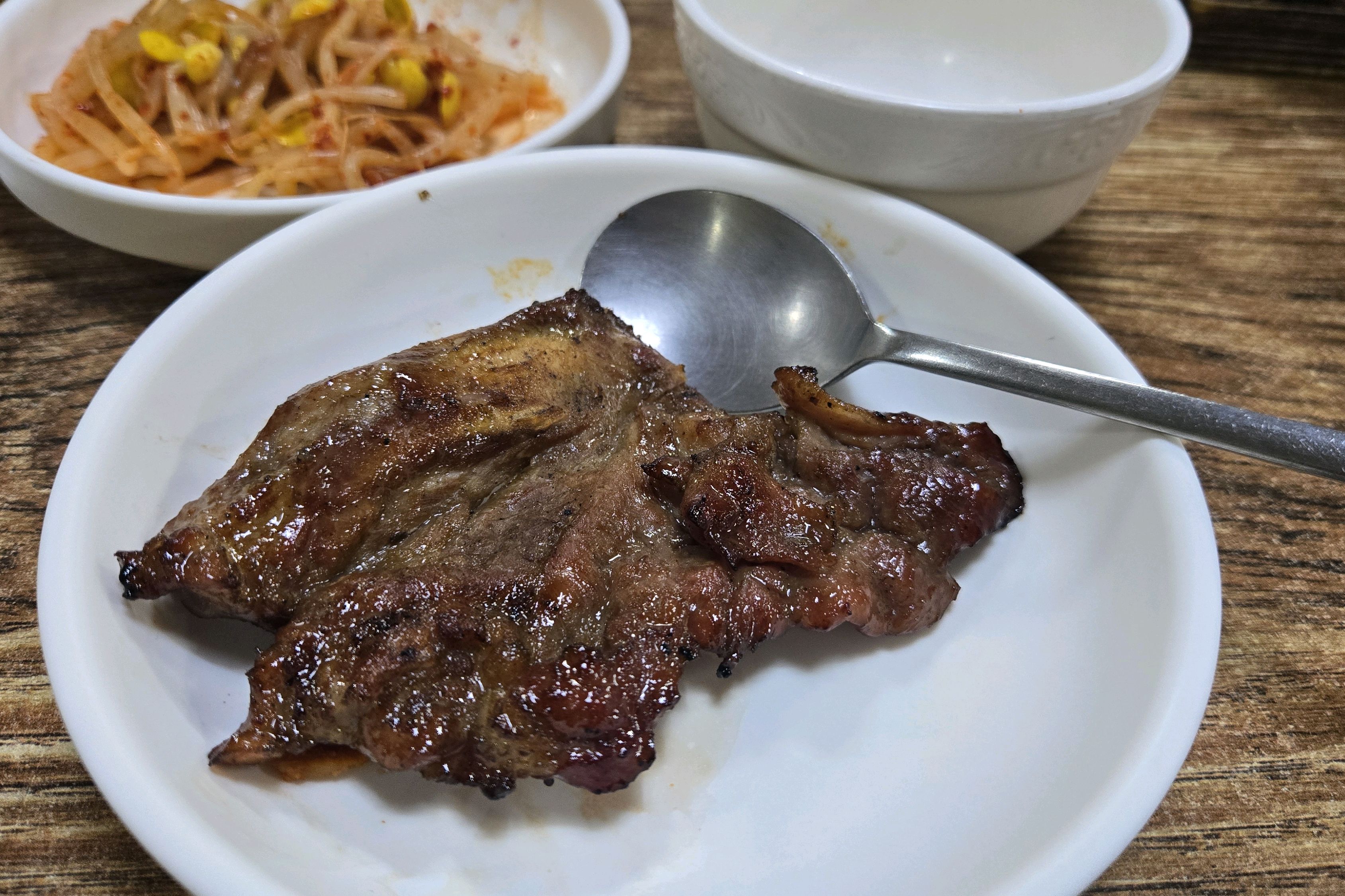 오픈시간에 가서 돼지갈비 주문했습니다! 원래는 떡갈비를 먹고 싶었지만 돼지갈비는 12시,
