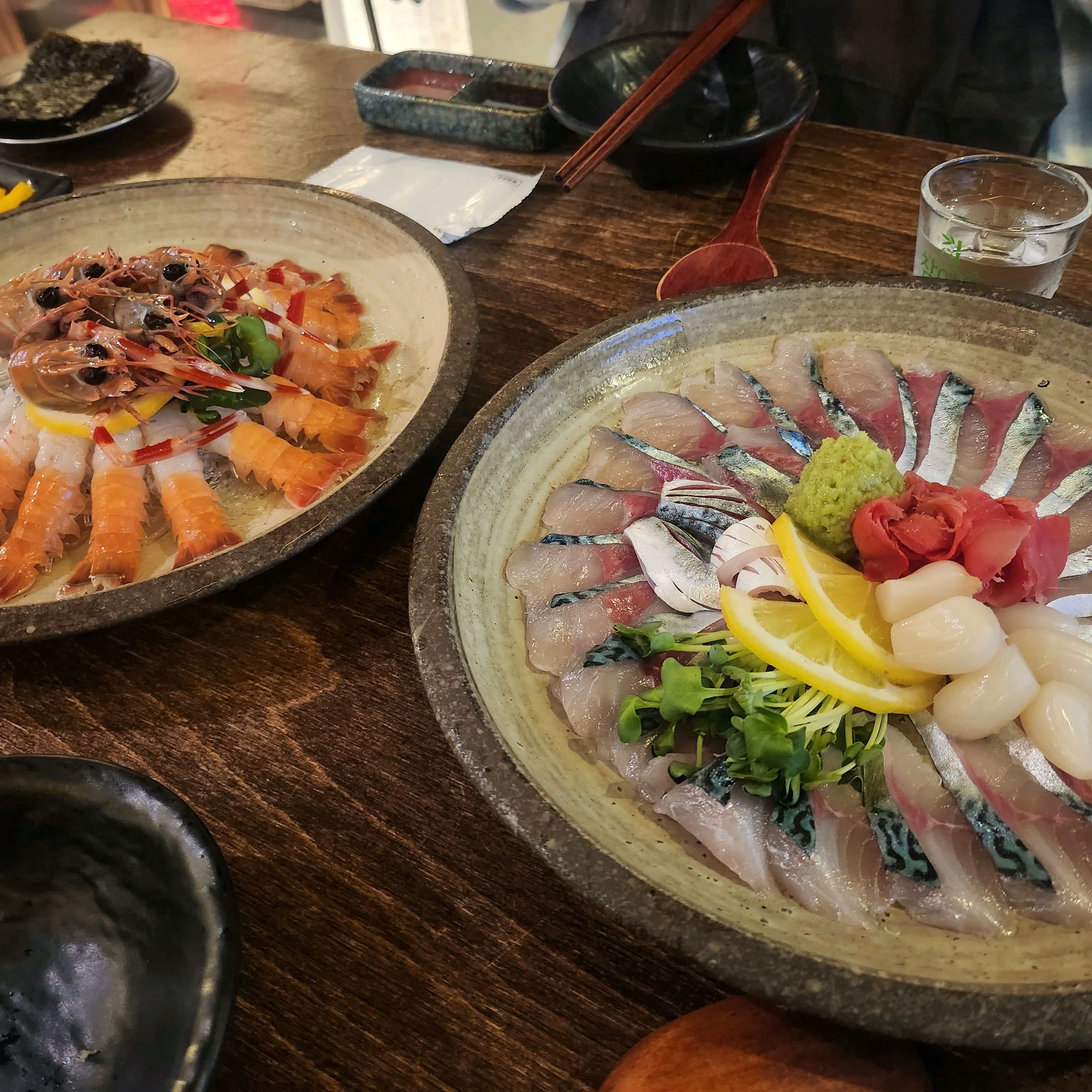 딱새우회랑 고등어회 먹으러 왔어요! 오션뷰에서 먹을 수 있어서 좋아요. 기본 안주로 민물새