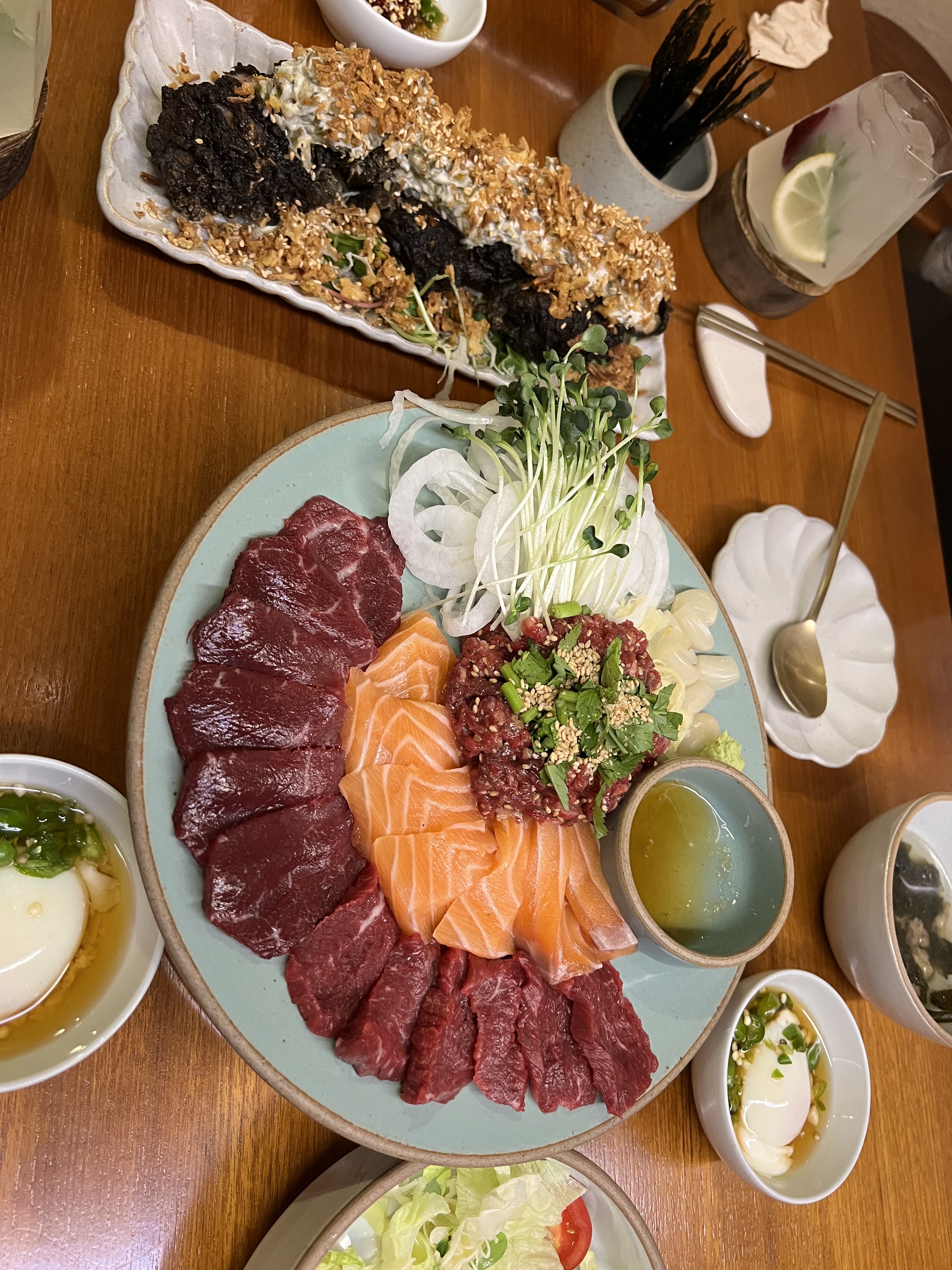 뭉티기 신선하고 육회 연어도 진짜 맛있습니다. 술도 종류 많고 분위기도 조용해서 강남구청