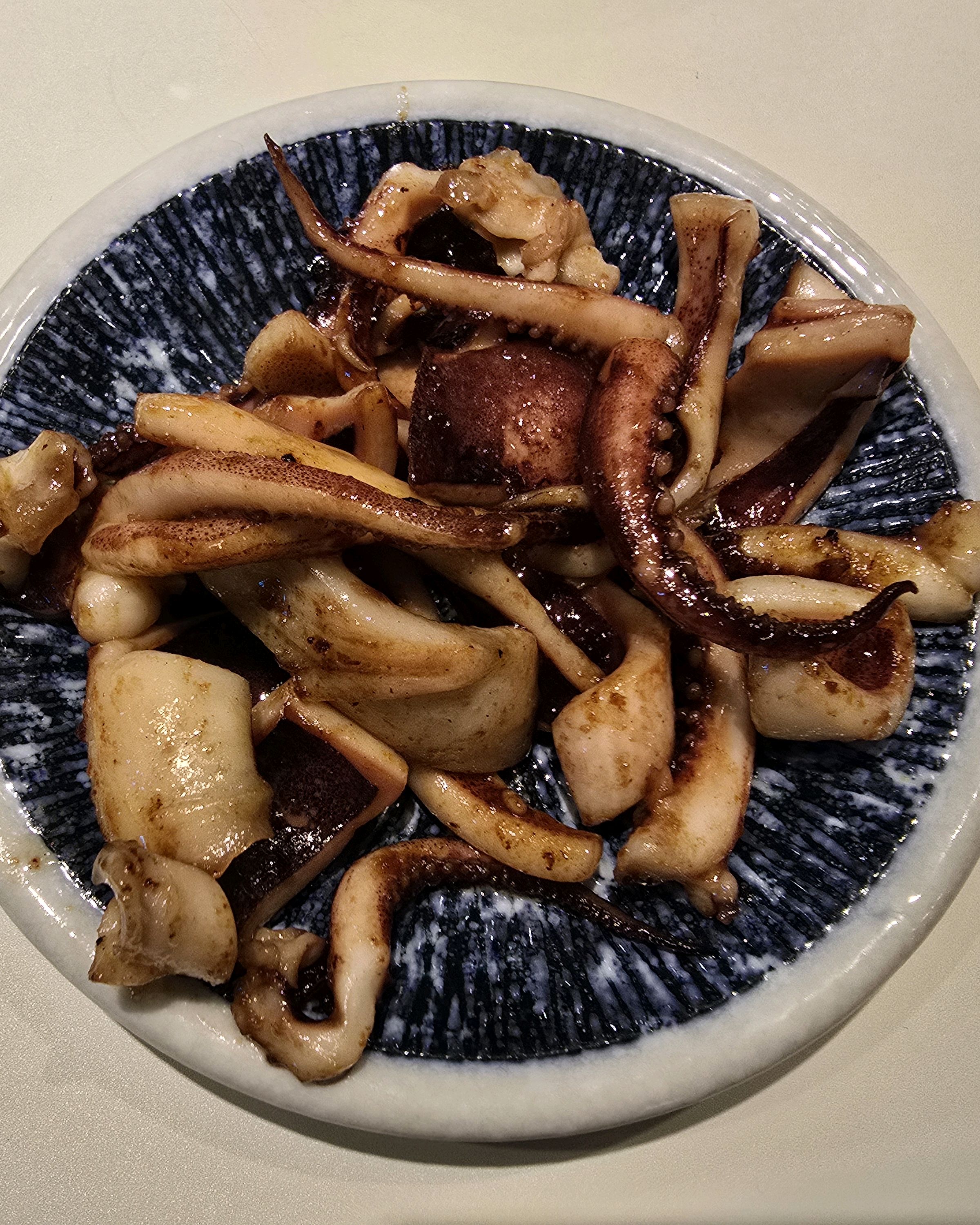 철판에 구워진 오징어가 쫄깃쫄깃하면서도 불향 가득해서 정말 맛있었습니다. 간도 적당하고 느