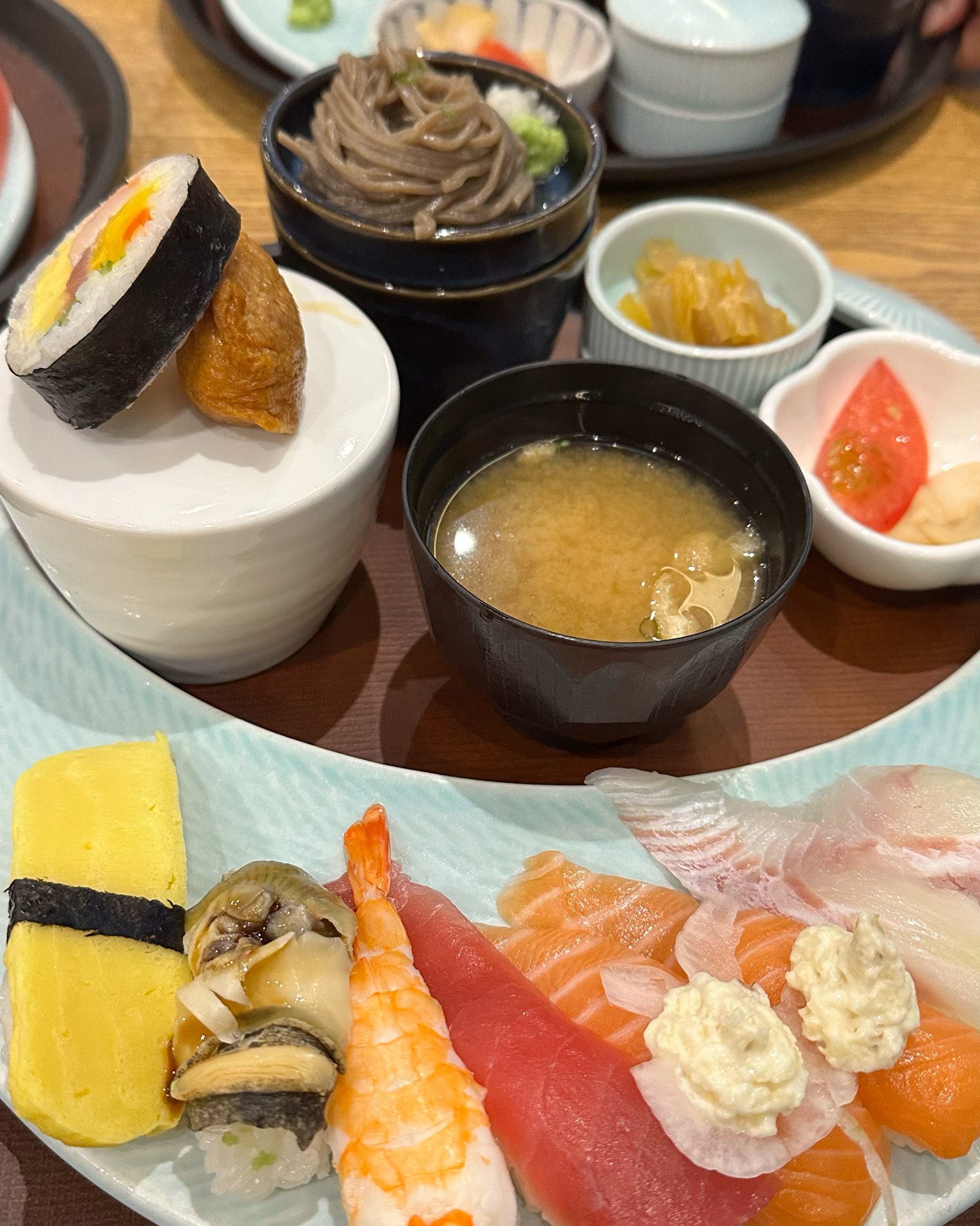 가성비 좋은 초밥집인것 같아요. 맛있세 잘 먹었습니다. 음식이 빨리 나와서 좋네요. 👍 매