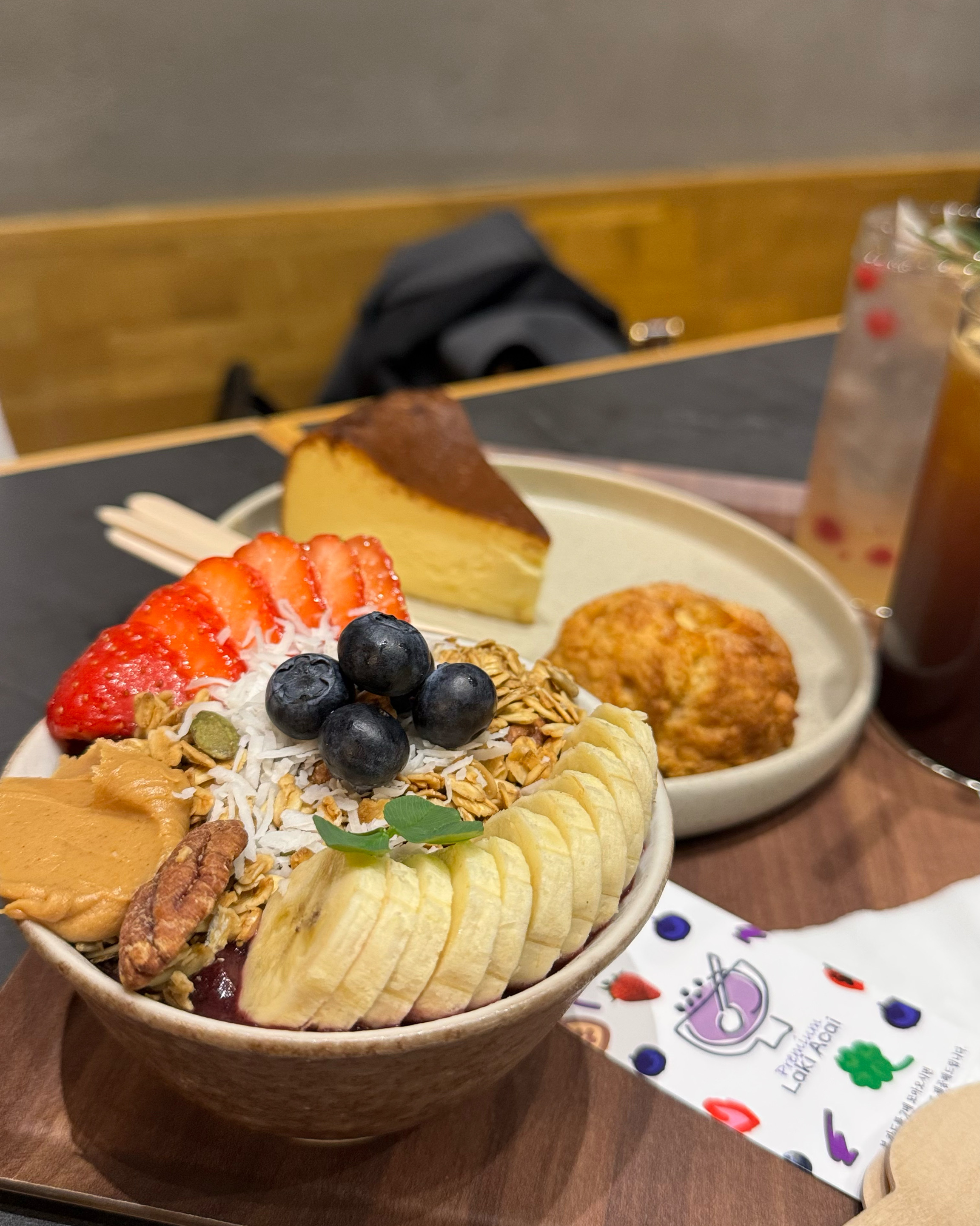 분위기가 좋아서 들어왔는데 아사이볼도 있더라구요. - 강남맛집 행운간