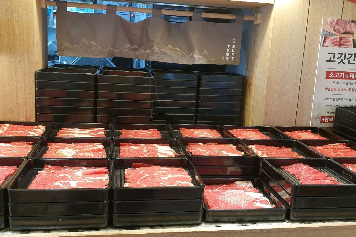 고기야채가 모두 신선해요 사장님 직원분들 모두 친절합니다! 아이들도 좋아할것같아요~ 닭강정