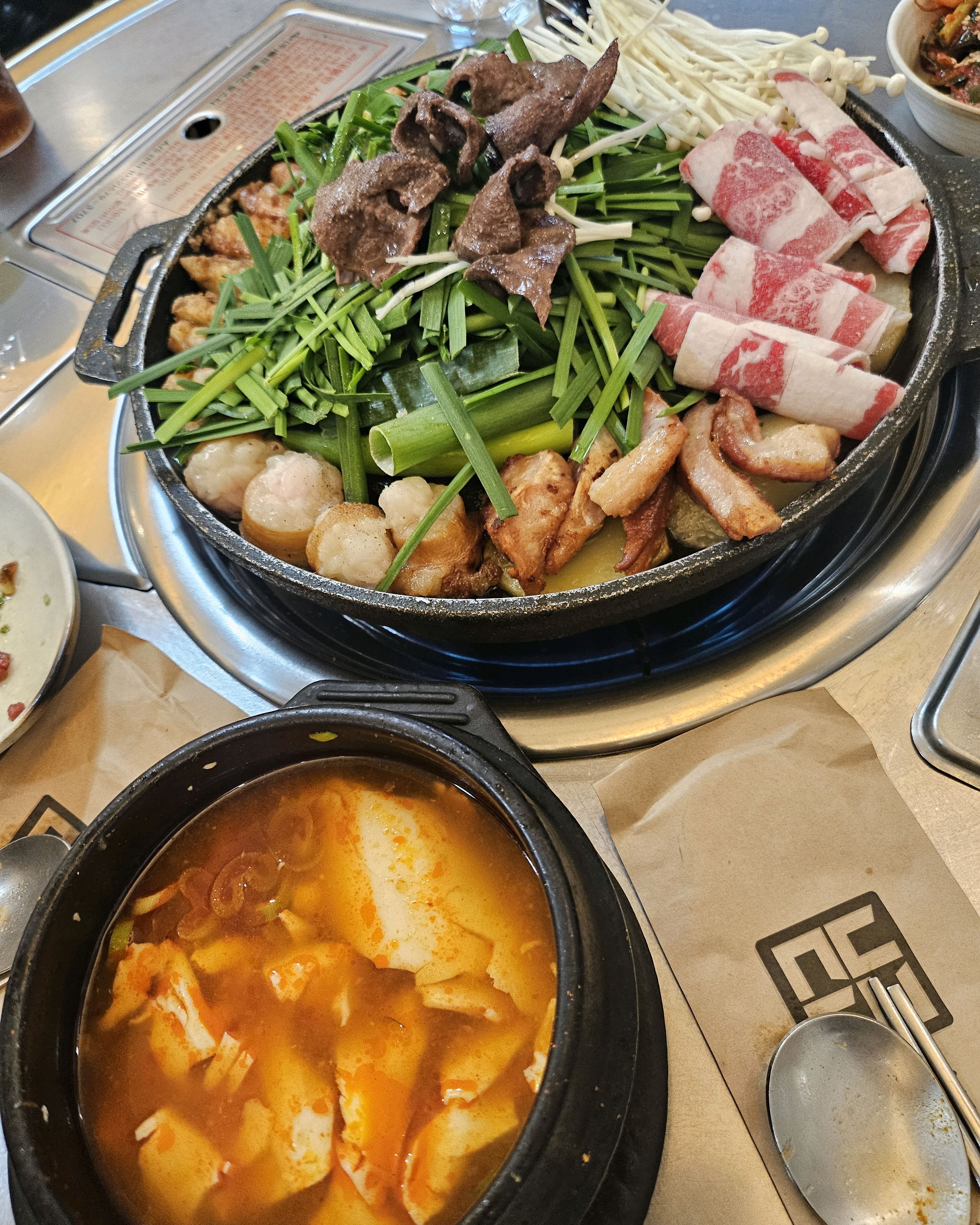 너무 맛있어서 또 왔습니다 오늘은 배불러서 칼국수 못시켜먹어서 너무 아쉬워요 ㅠㅠ 다음엔