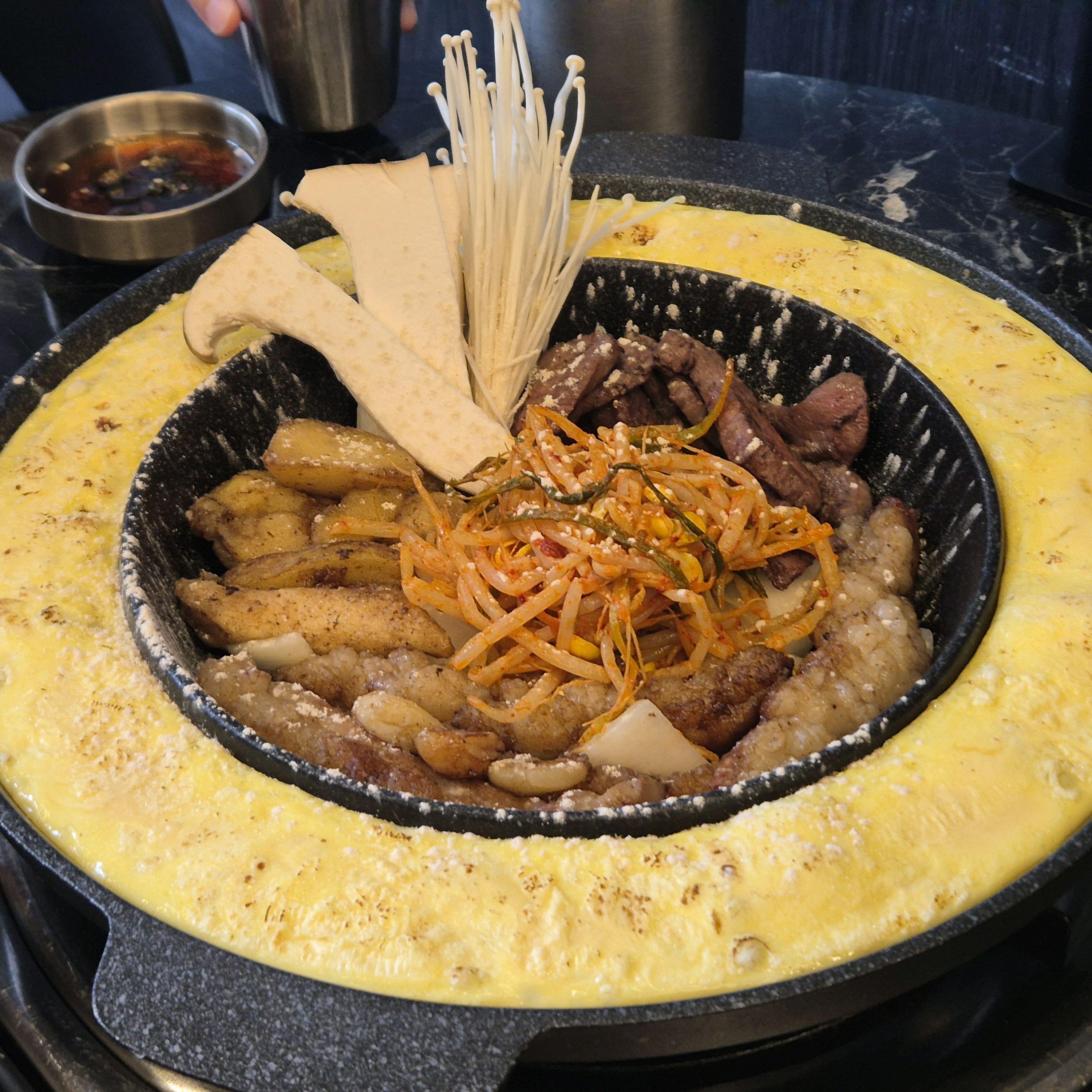 한우마늘곱창 계란크러스트 옵션 생겨서 너무 좋아요 ㅎㅎㅎ 같이 주시는 찌개도 매콤하니 존맛