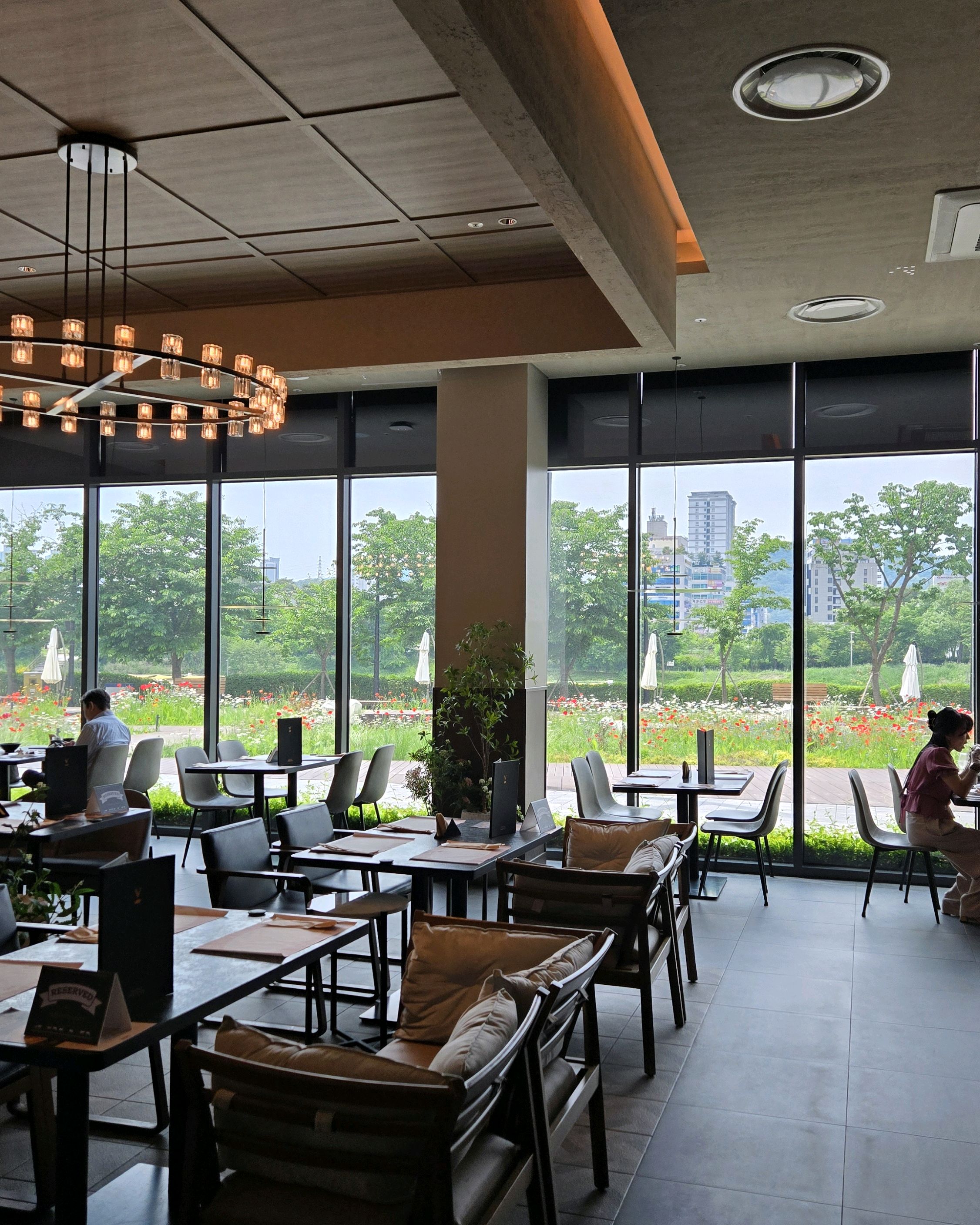 선배언니들과 아침부터 오픈런했어요. 요즘 선우용녀 유튜브에 아침 부페먹으러 호텔로 출근한다