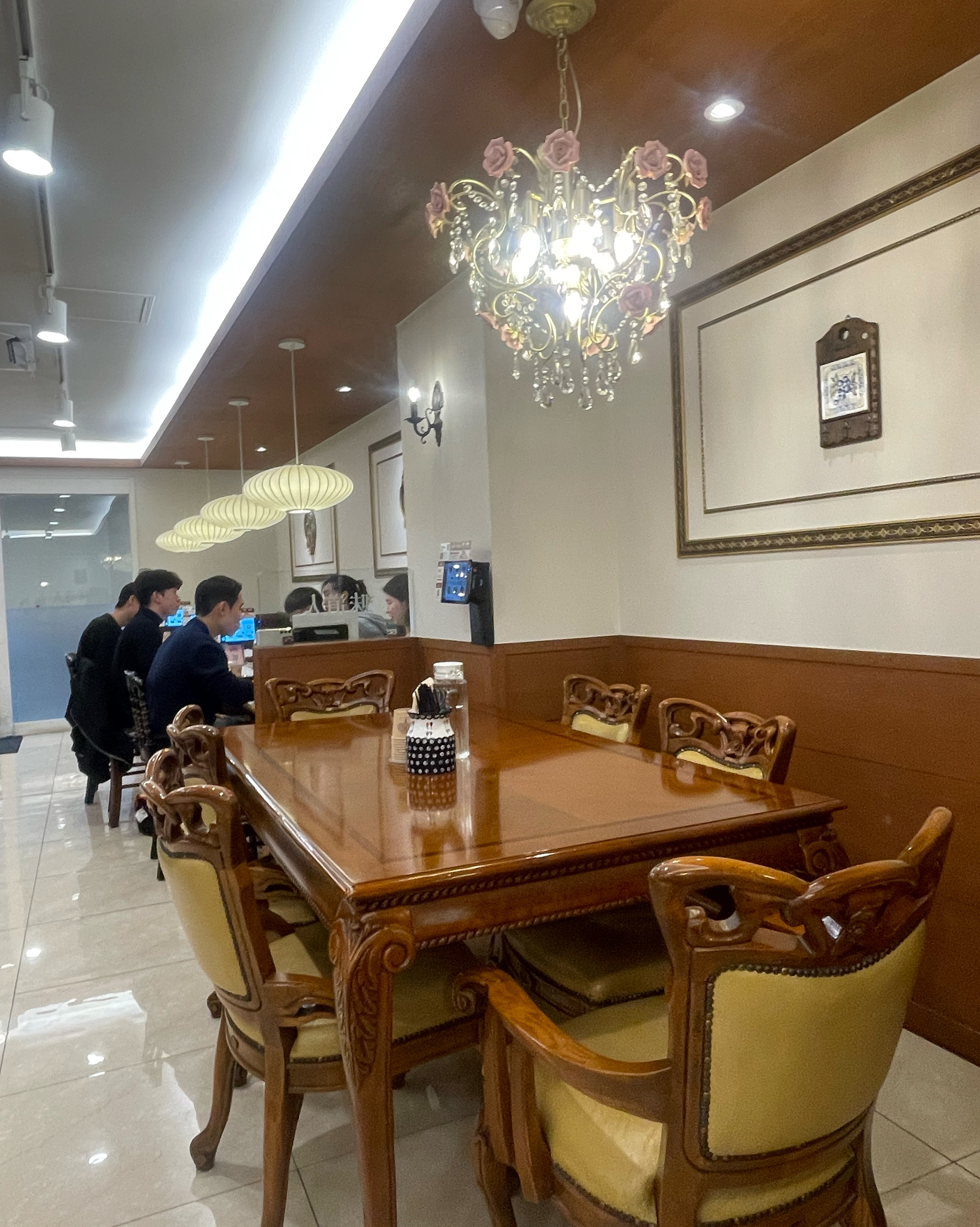 매장이 깔끔하고 분위기도 좋고 무엇보다 음식이 다 맛있어요!!! 종류별로 여러개 시켰는데 