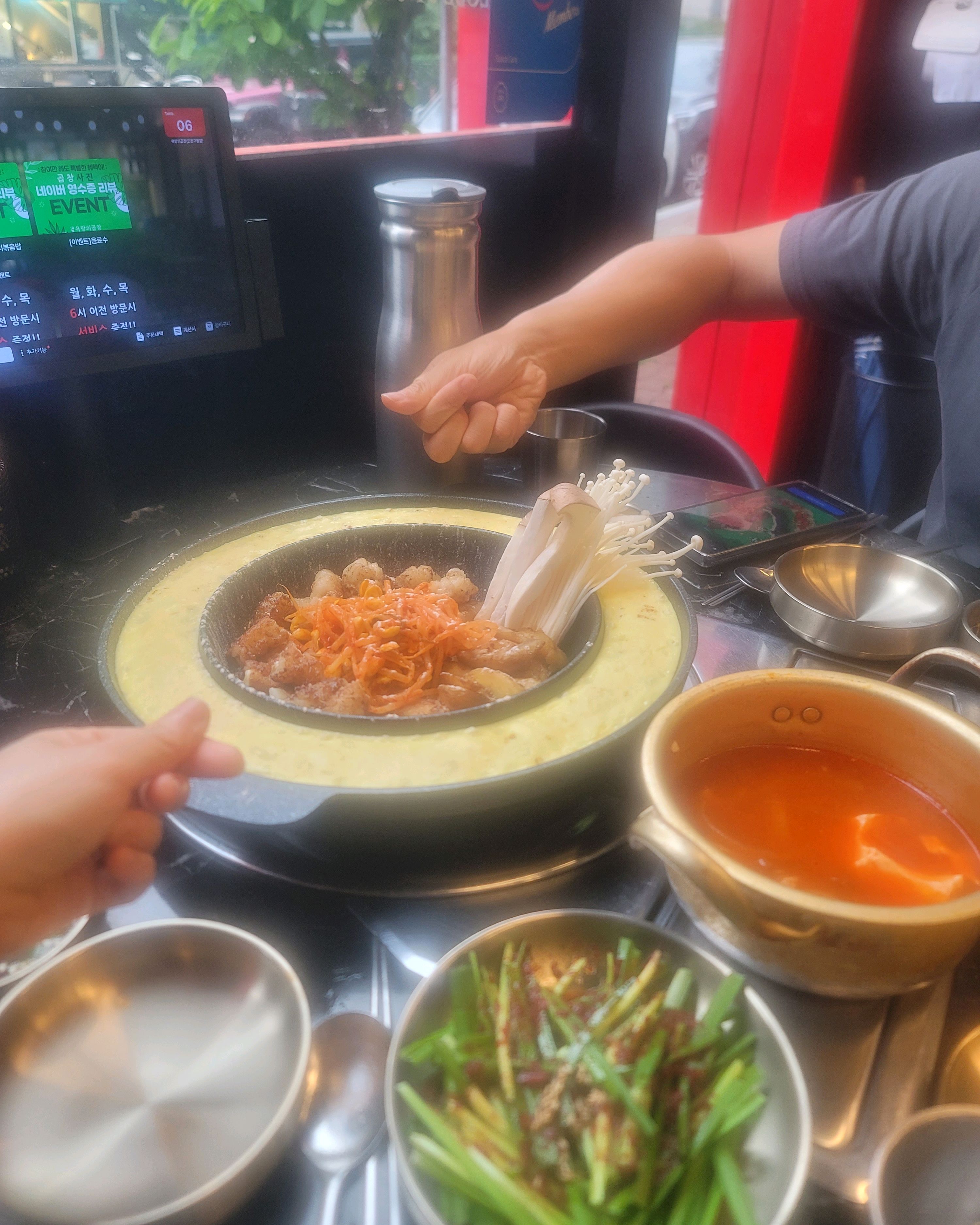 금요일 이른 시간이라 생각했는데도 이미 자리가 차있었어요~ 기본메뉴로 주신 순두부찌개도 맛