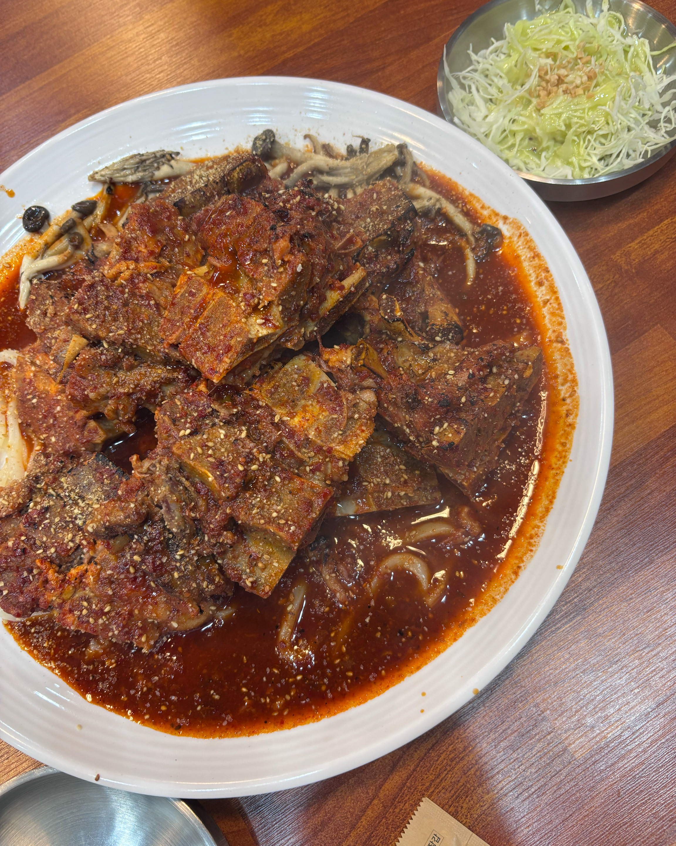 매장도 넓고 깔끔해서 좋았고 뼈찜도 생각보다 빨리 나왔어요! 맛은 매콤하고 달달해서 맛있게