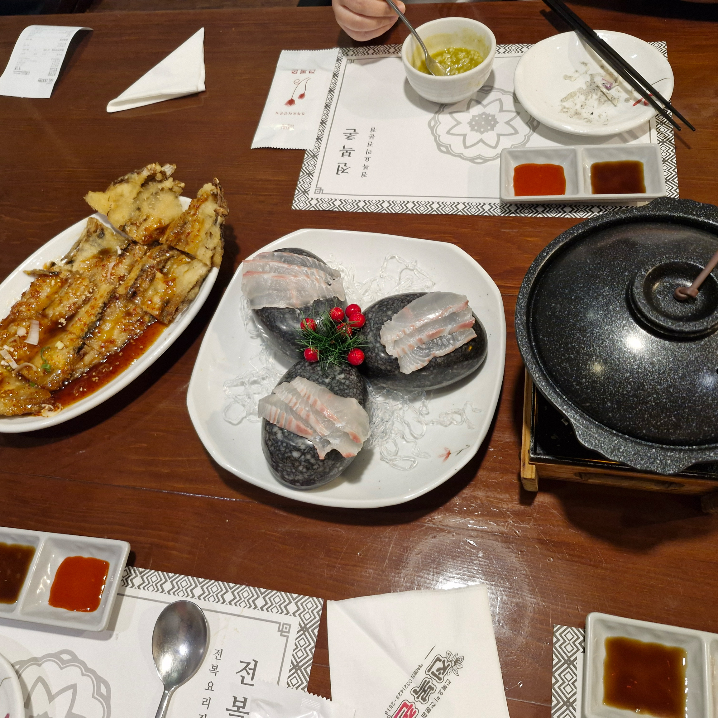 맛집을 찾다가 리뷰가 좋아서 예약하고 왔는데 직원분들 친절하시고 맛도 좋아요~ 같이 오신분