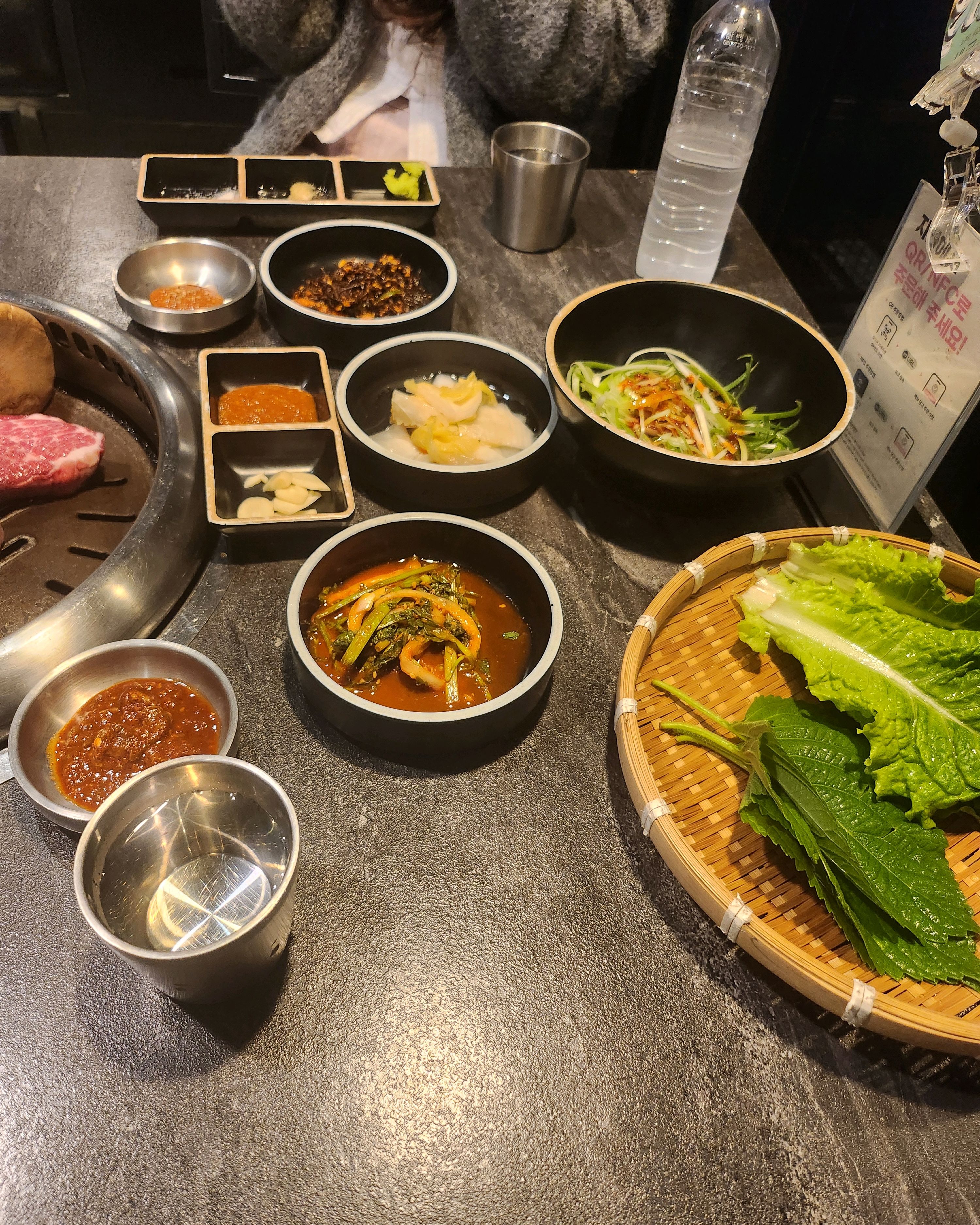 고기가 맛있어요 매장 분위기도 너무 깔끔하고 직접 고기를 구워주세요 제주 방문하시면 반드시