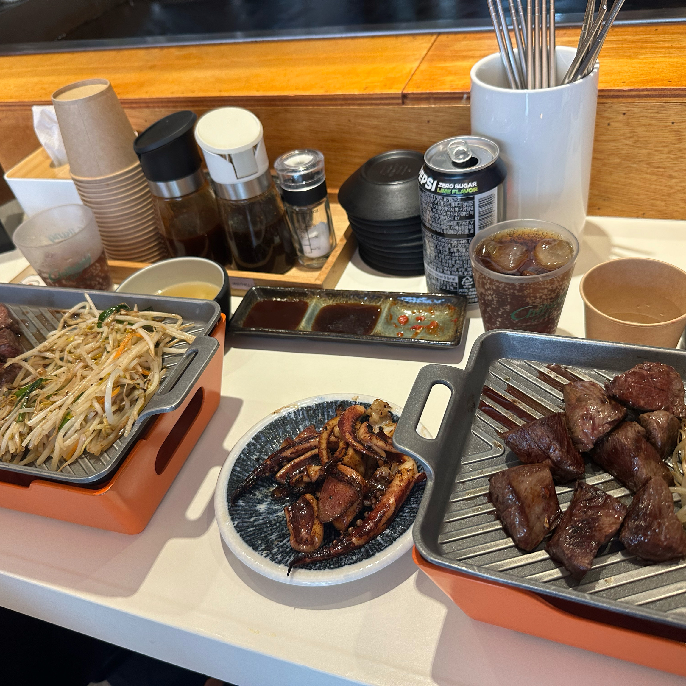고기가 너무 부드럽고 간도 딱 알맞게 되어있어서 너무 맛있어요!! 오징어구이도 너무 맛있네