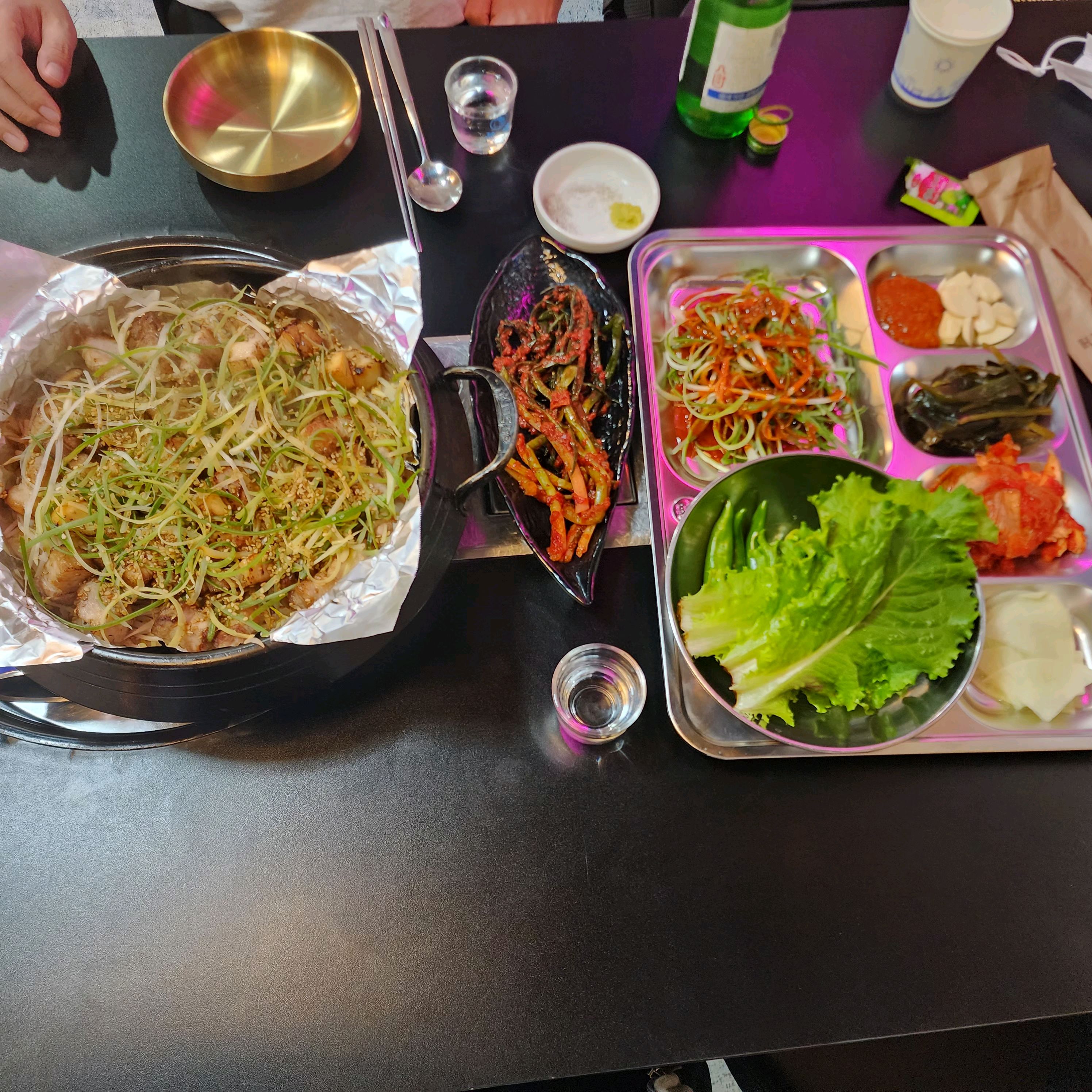 구워져서 나와서 편하고 파김치 진짜 맛있어요👍 셀바에 명이나물 등 다 있어서 편하게 가져다