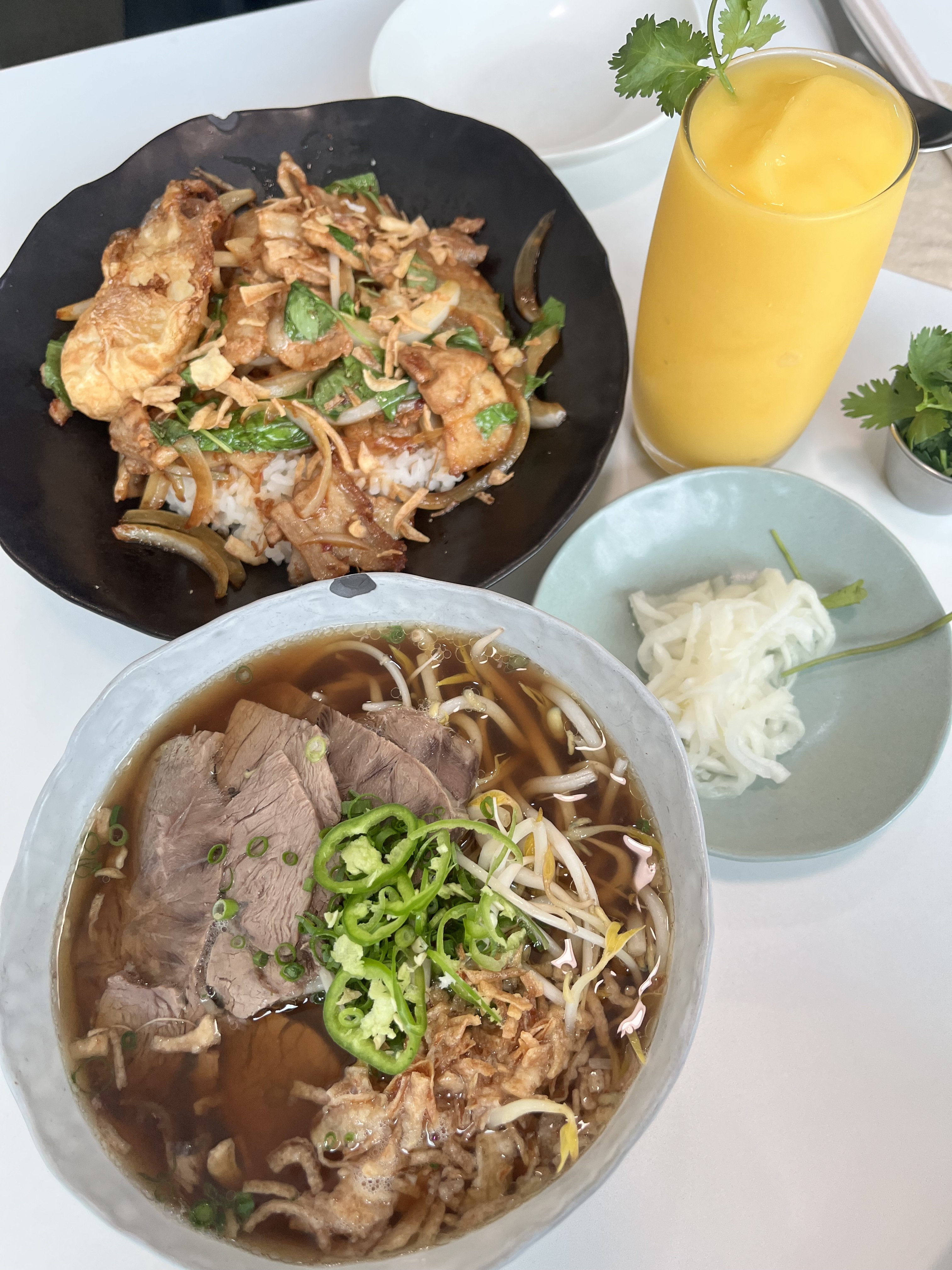 가격도 합리적이고 맛은 일품이에용 서울에서 그 흔한 쌀국수보다 훨 맛있다는.. 남자친구랑 