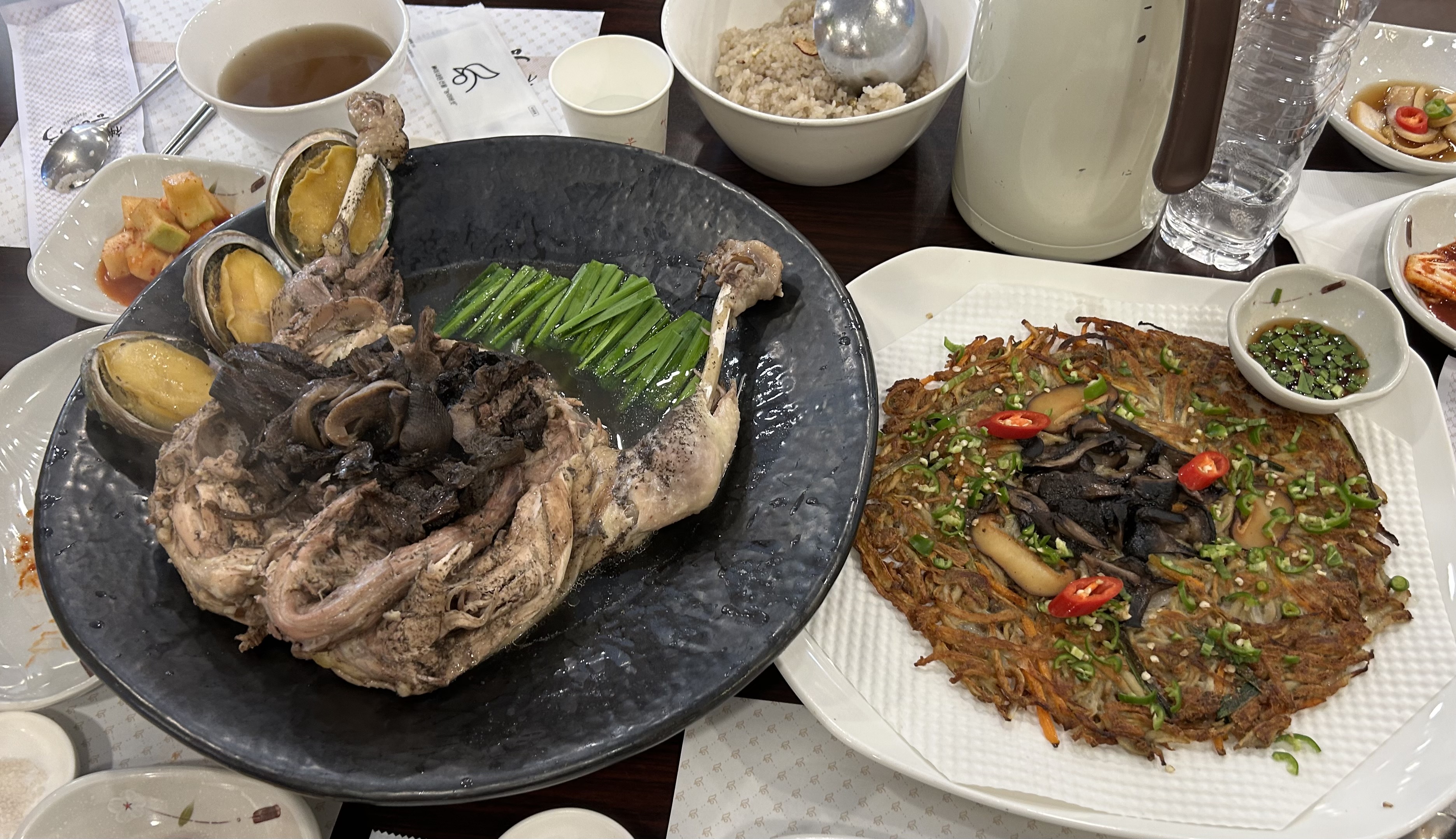 가족들이랑 식사하기 괜찮았어요 특히 육수가 맛잇더라구요 찰밥도 맛있었습니다 ~ - 대구 맛집 성서 제1능이버섯 능이백숙