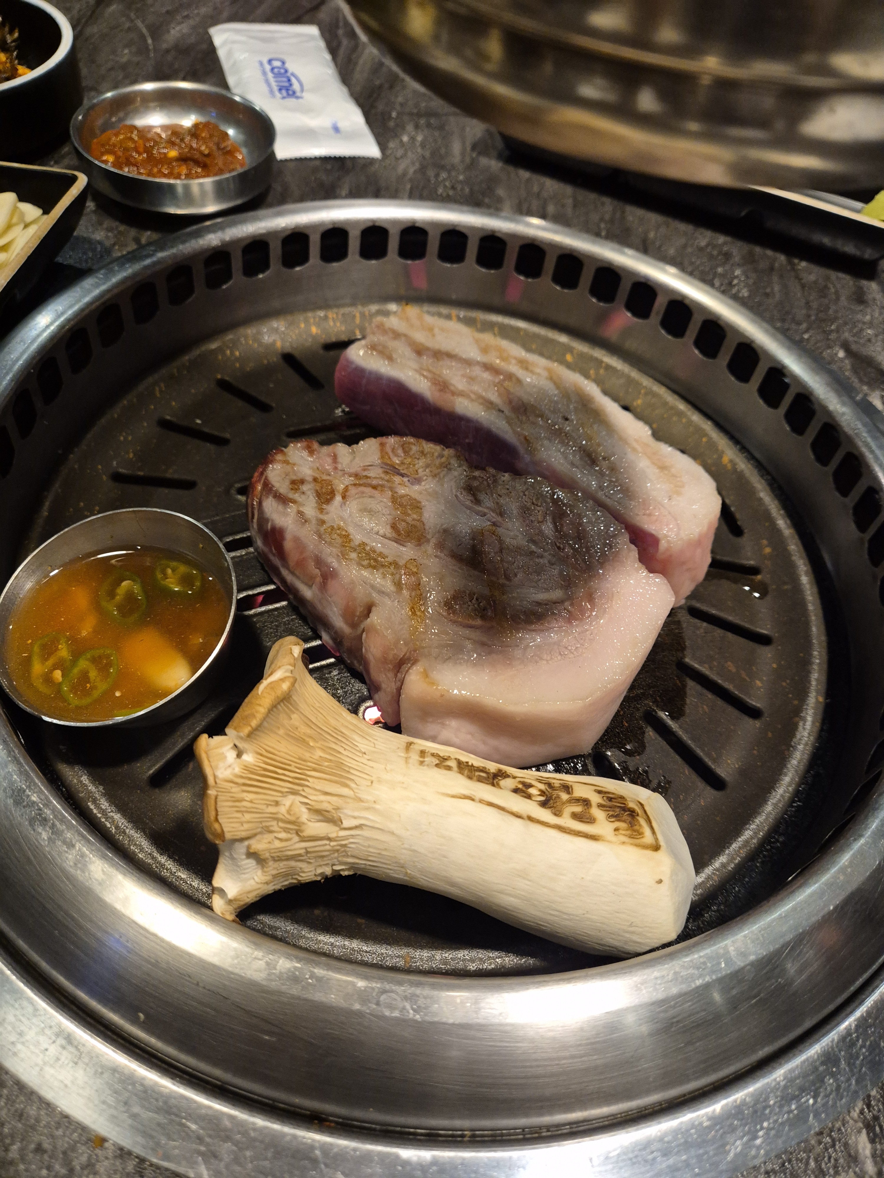 직원분이 잘 구워주셔서 맛있게 먹었습니다 - 제주 맛집 돌담흑돼지 중문점
