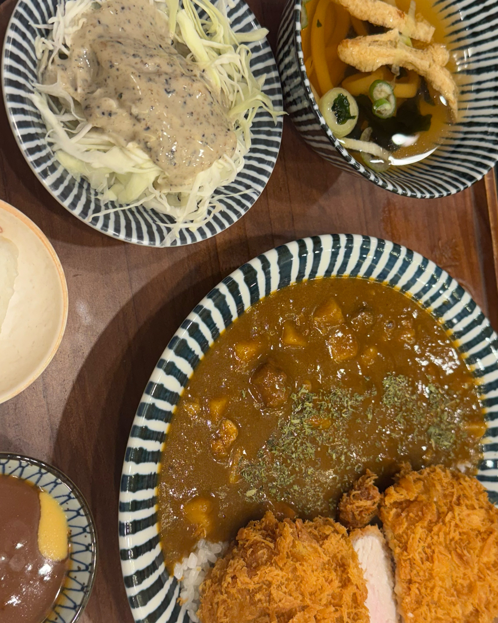 항상 백소정에서 파는 모짜렐라치즈카츠가 가끔 생각나서 들러요!!ㅎㅎ 사당역에서 가깝고 서비