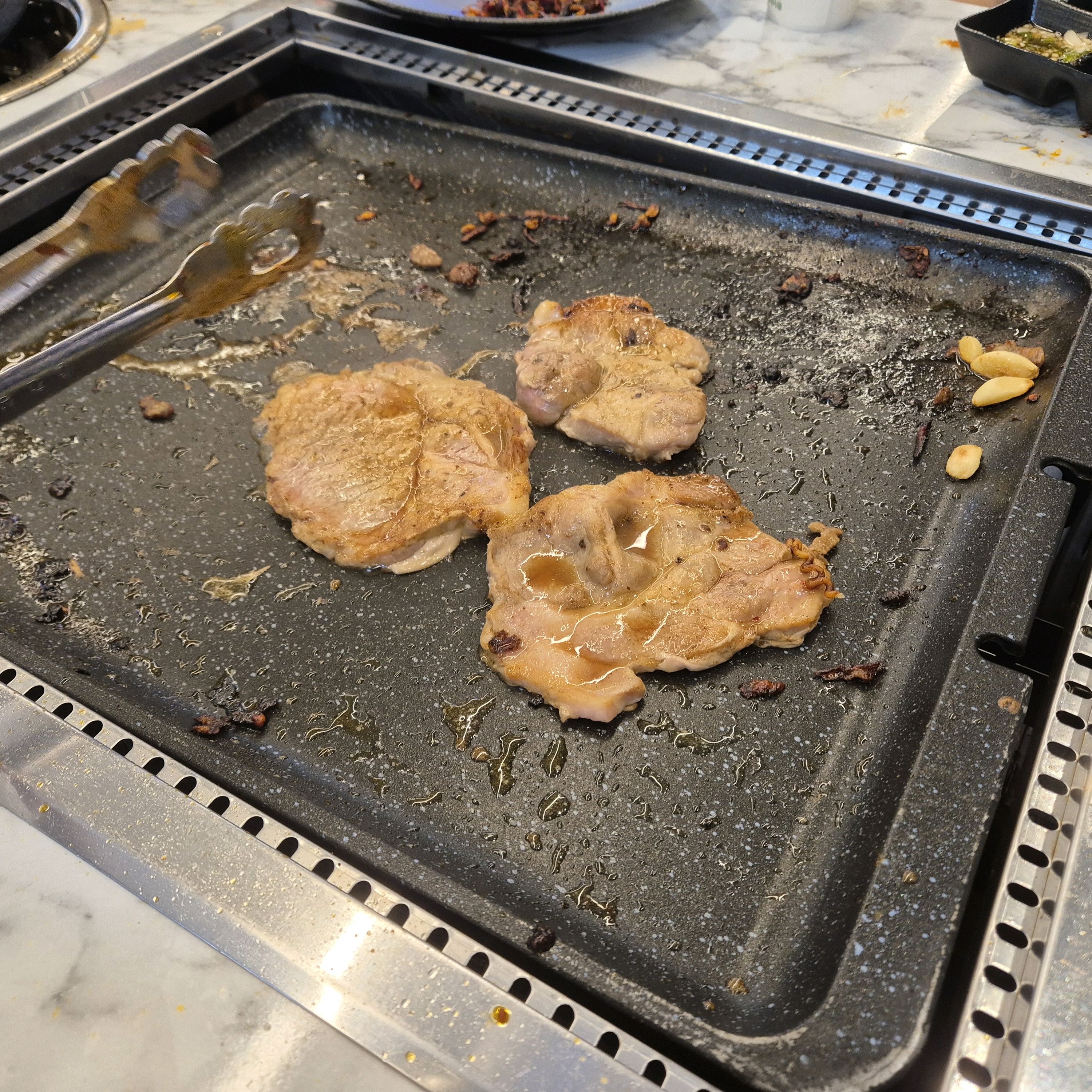 친구들끼리 회식왔는데 가격도 착하고 음식질도 좋고 정말 맛있게 잘먹었습니다! 여러 음식도