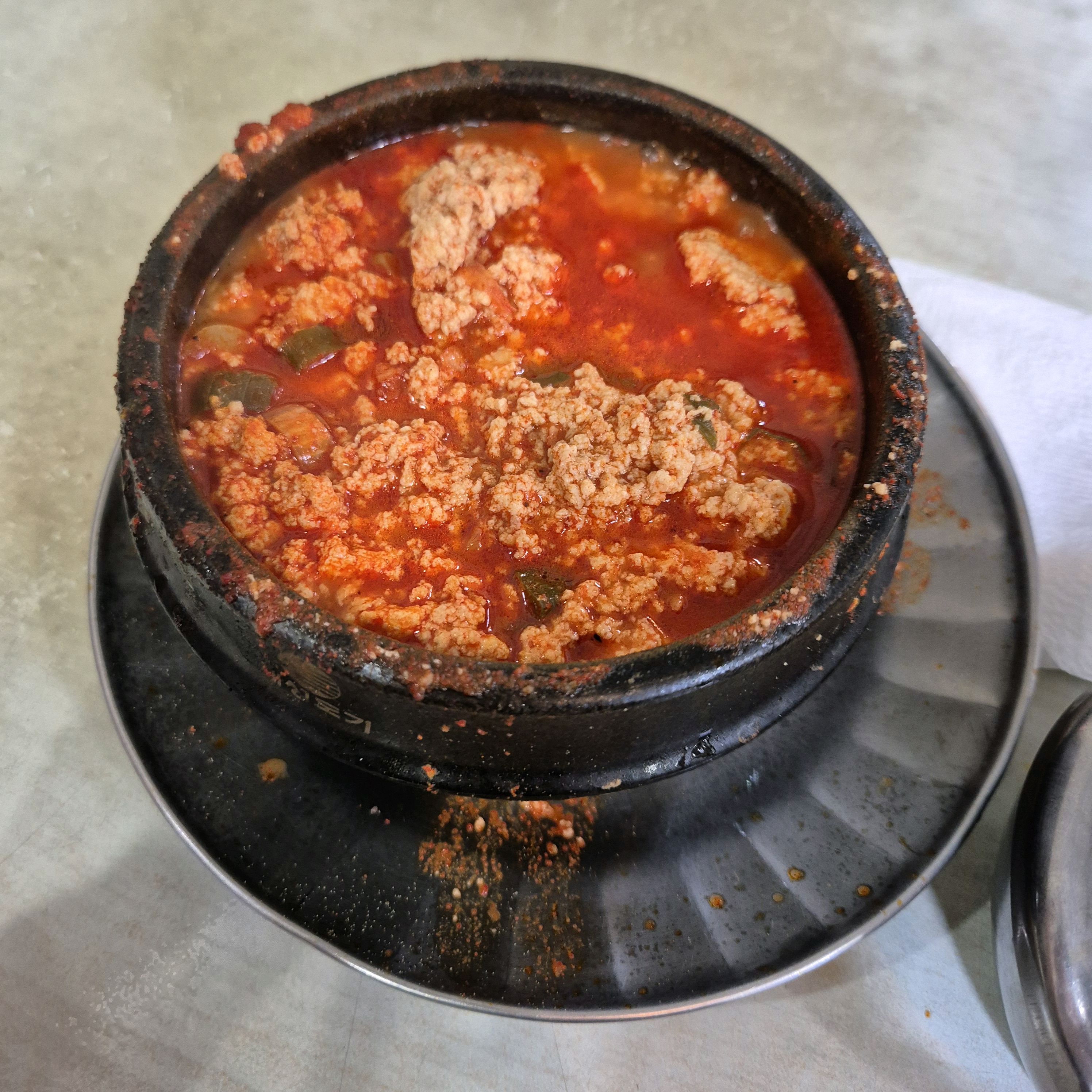 항상 사람이 많은 것 같은데 웨이팅해서 먹을 정도는 아닙니다. 자리도 협소하고 그렇게 깨끗