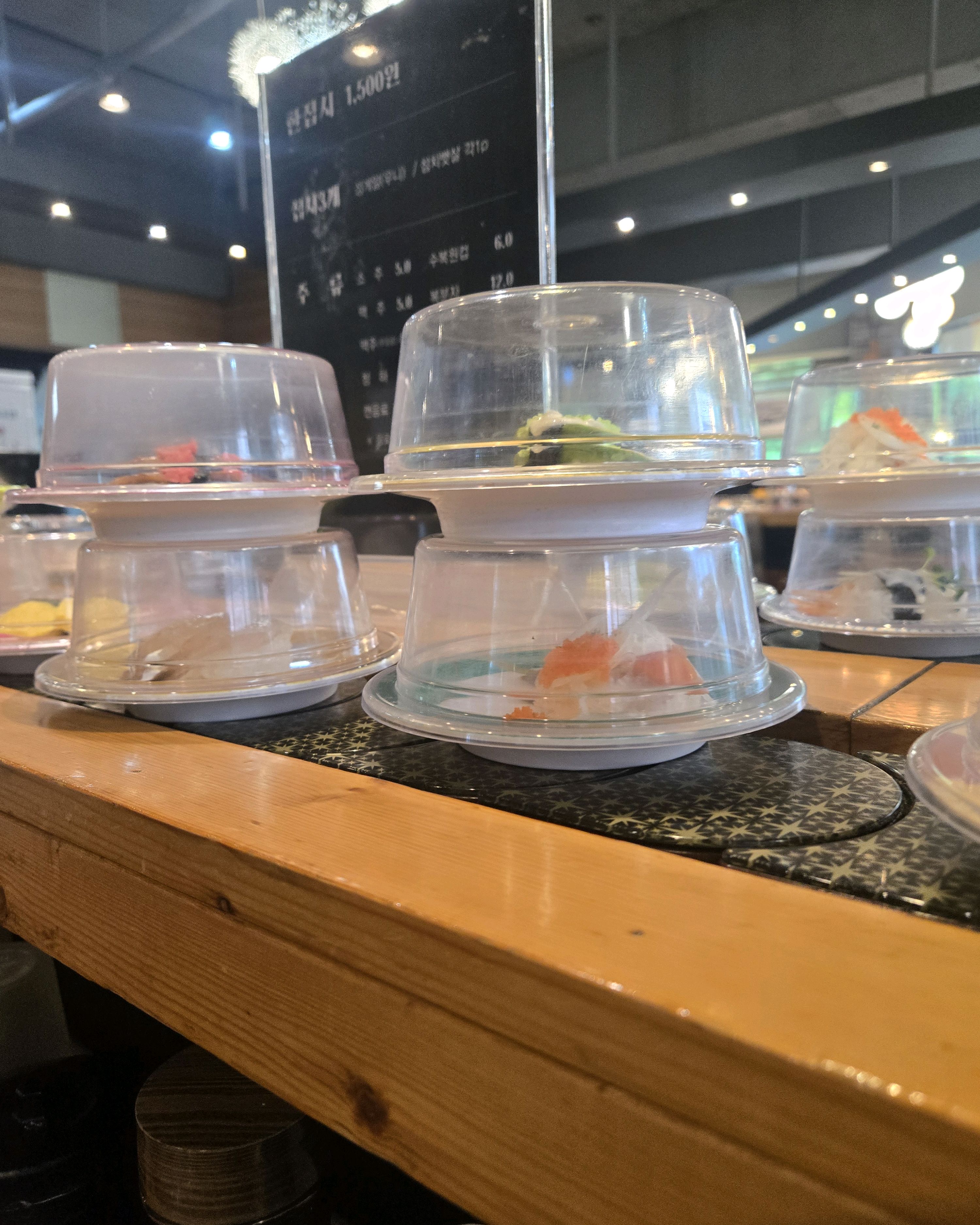 둔산동에 와서 점심먹으려고 방문했는데 초밥 종류가 다양해서 좋았습니당!! 😃 - 대전 맛집 1500회전초밥 둔산점