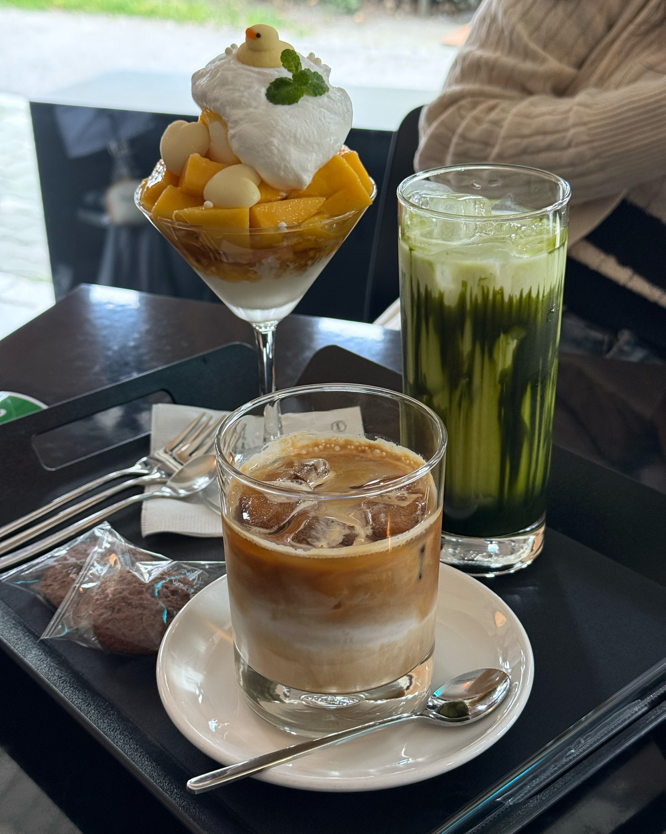 망고파르페 먹으려고 왔는데 진짜 넘 맛있게 잘먹엇습니다 ㅜㅜ 커피도 맛있어요 백번 오고싶어