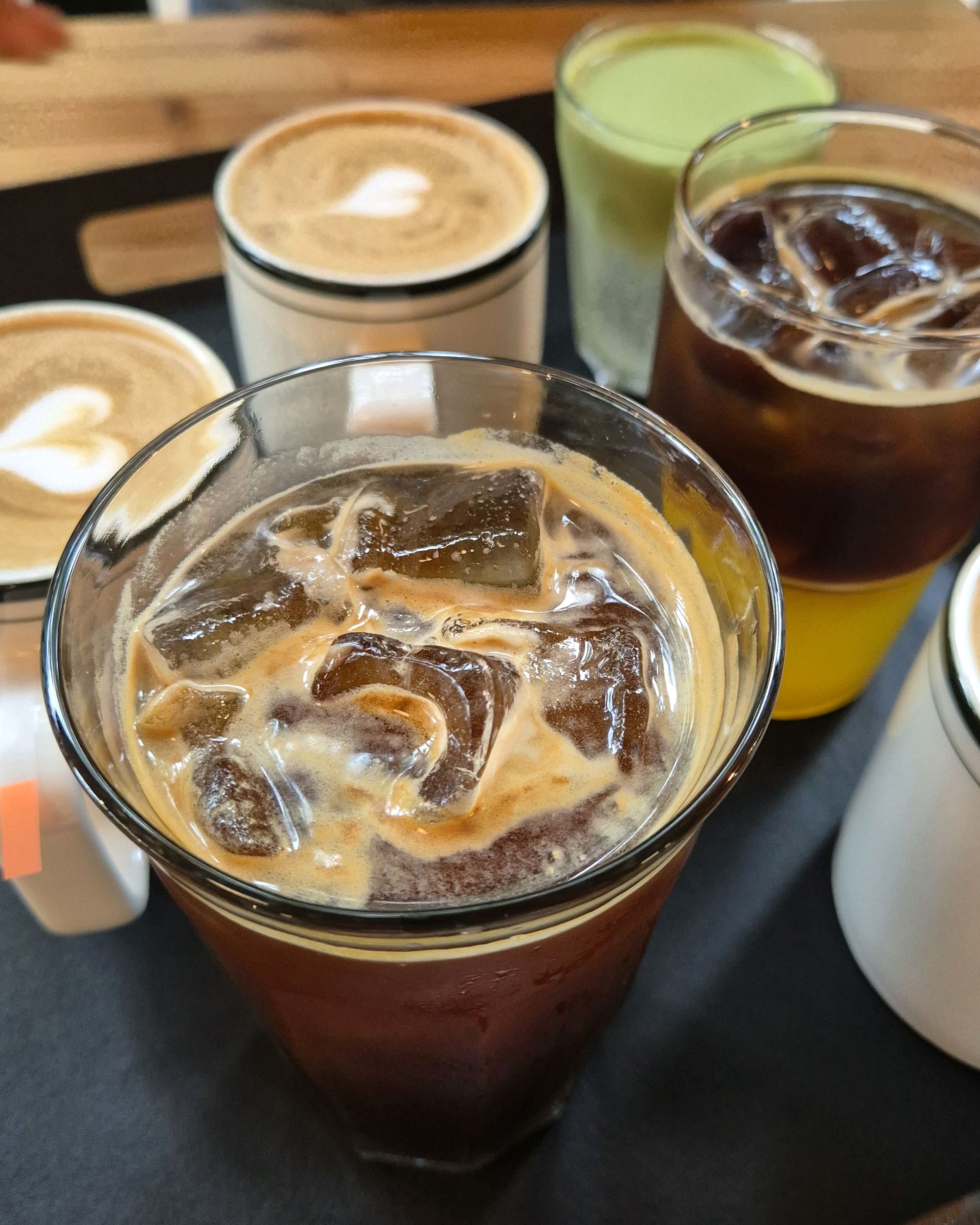 가격은 꽤 쎄지만 이끼숲 뷰가 너무 좋아서 용서가 되고 커피도 빵도 맛있어요😍 재방문의사 