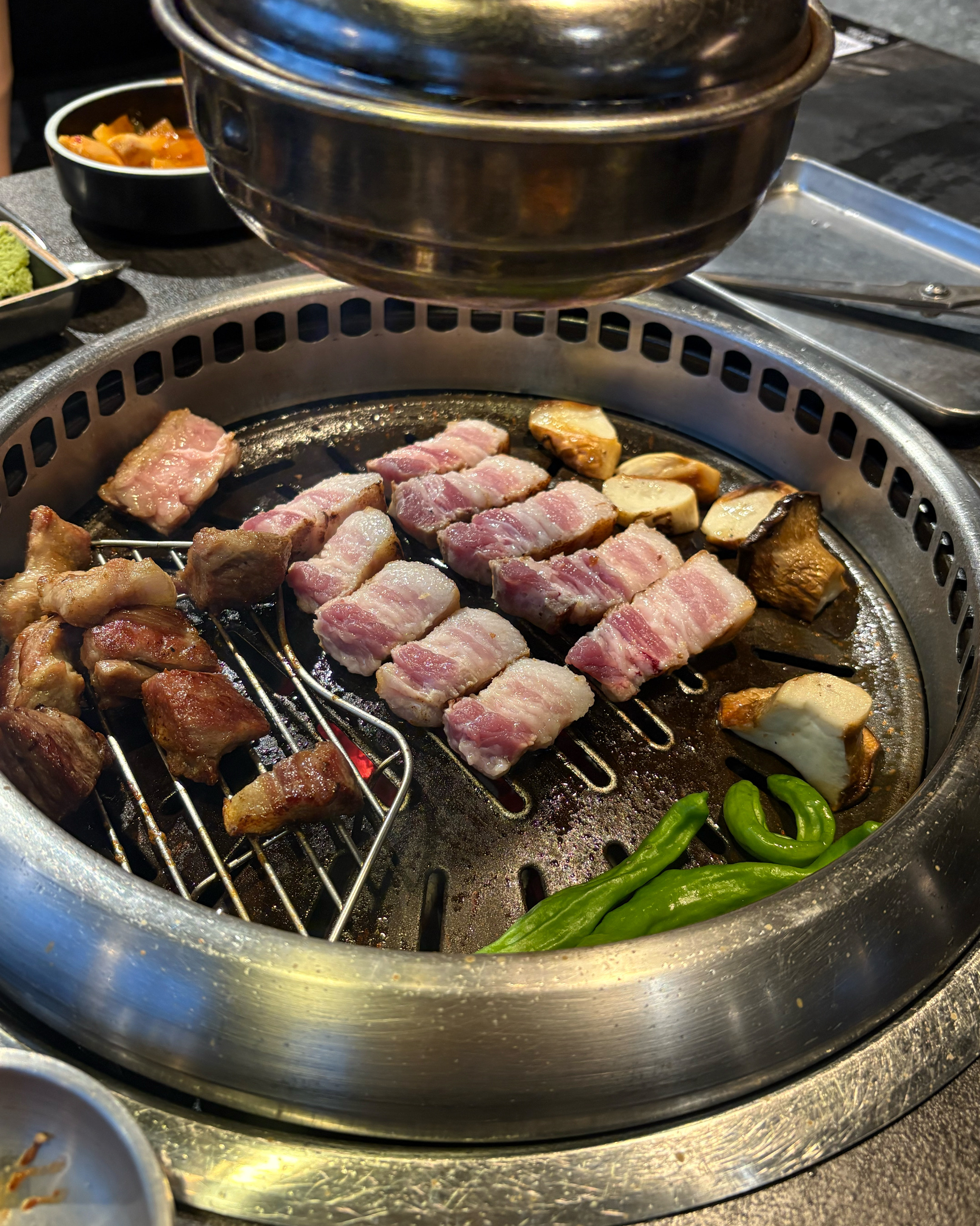 고기도 직접 구워주시고 먹을때마다 육즙 짱! - 제주 맛집 돌담흑돼지 중문점