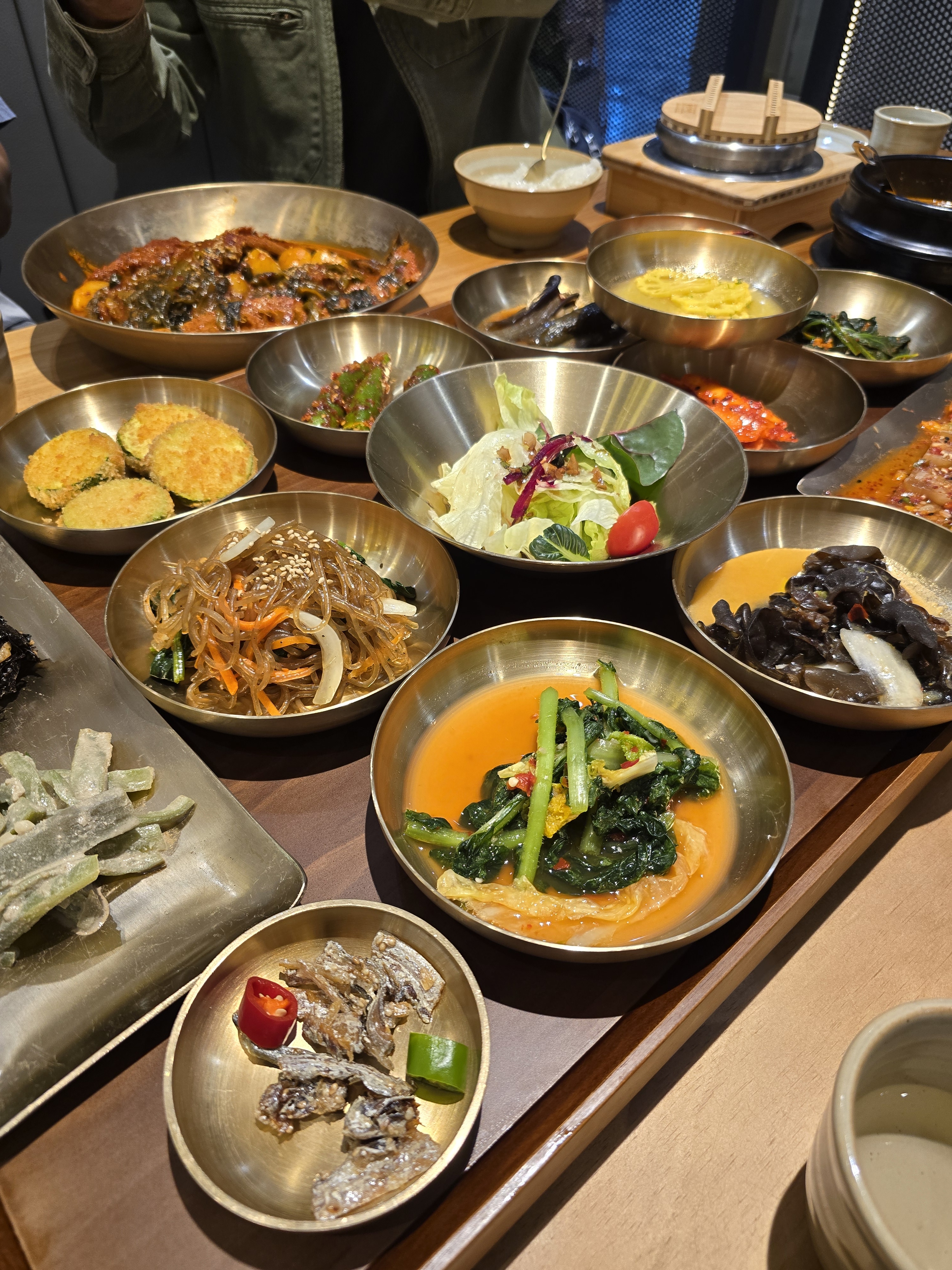 식기구 매장 둘다 고급스럽고 정갈한 음식이 보기 좋았어요~ 실력있는 셰프님이 정성스럽게 만