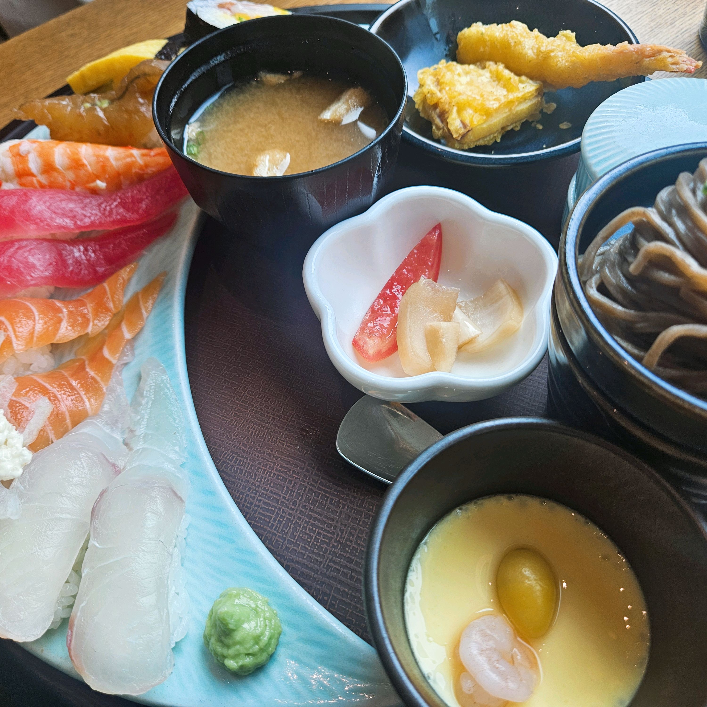 초밥 먹고 싶을 때 종종 와요! 일단 맛도 좋고 매장도 넓고 깨끗해서 데이트하기 좋음ㅎㅎ