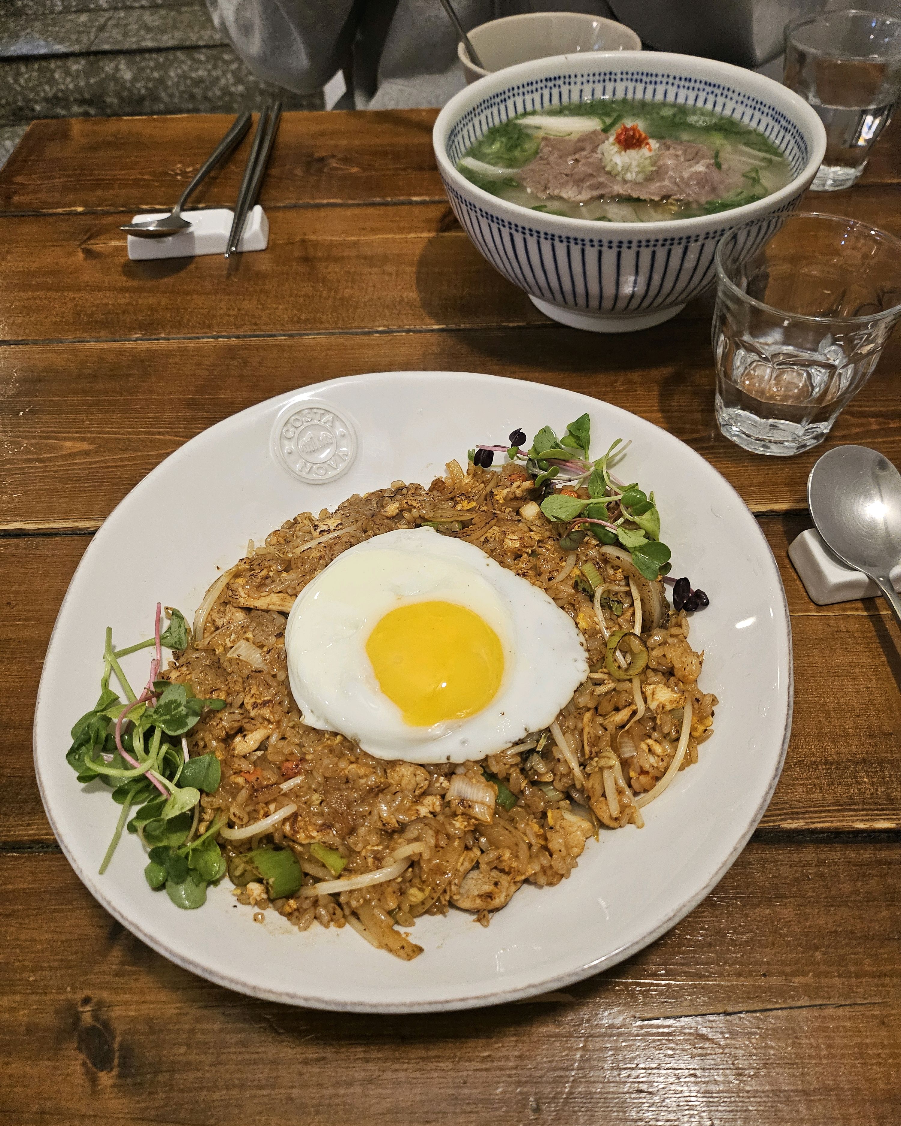 쌀국수랑 나시고랭시켰는데 간도 딱맞고 너무 맛있게 잘먹었어요 다음번에도 꼭와서 먹으려고용!