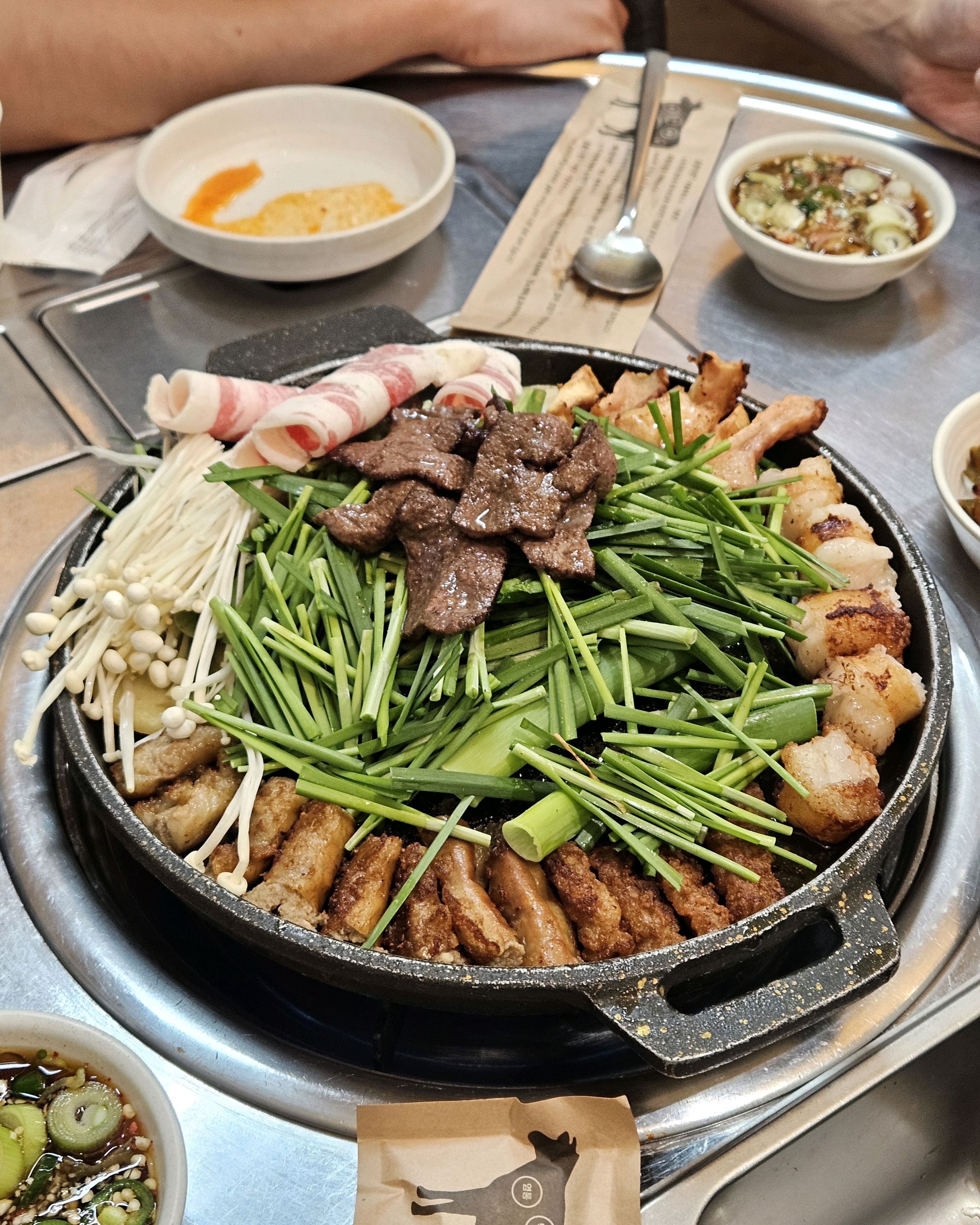 고기 초벌해서 나와서 굽기도 어렵지 않았고 서비스 육회가 너무 맛있어서 육회도 시켰어요!
