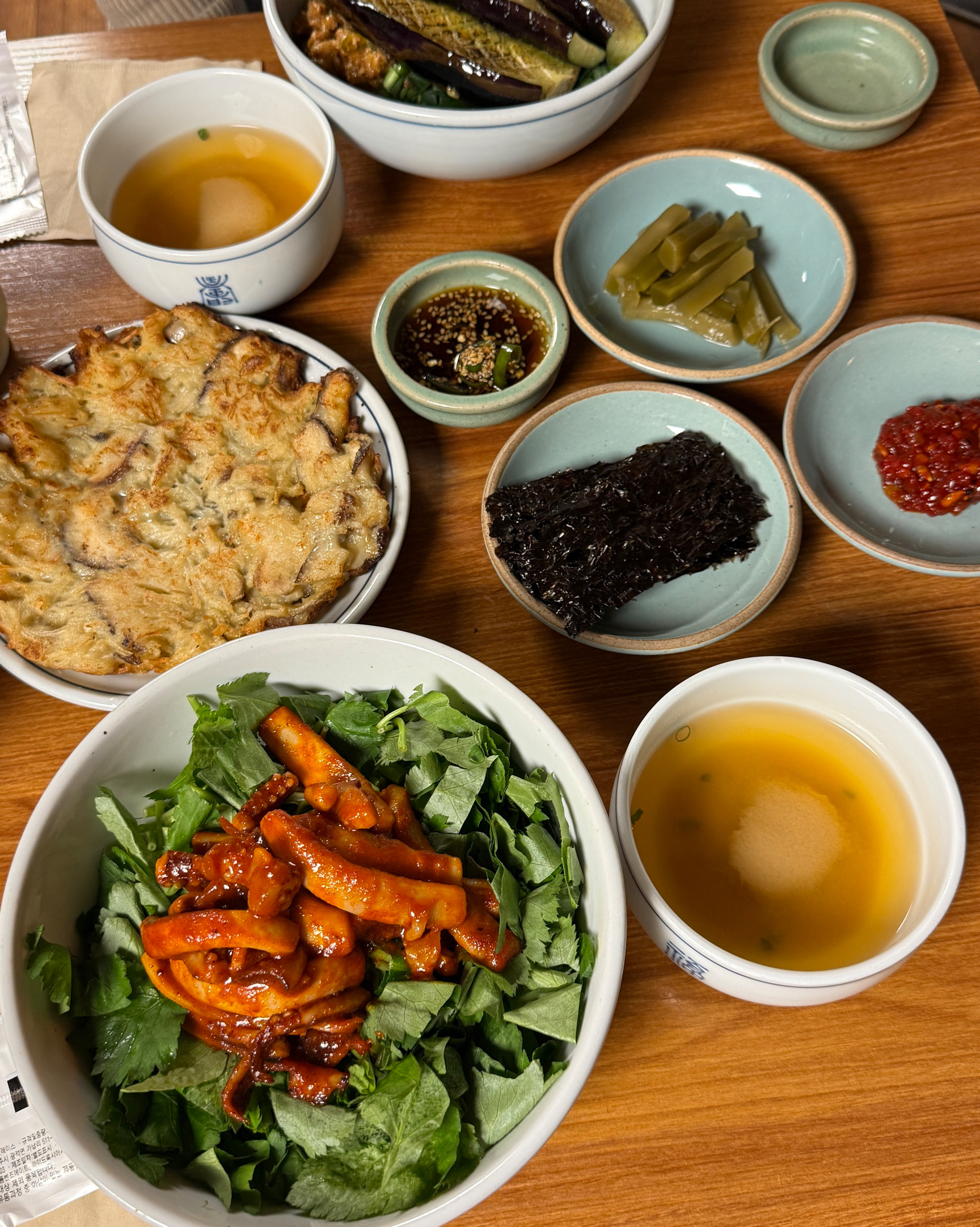 가지덮밥 채즙과 고기 민찌가 맛있구요, 오징어 덮밥 참나물이 산뜻했고 오징어도 부드러웠어요