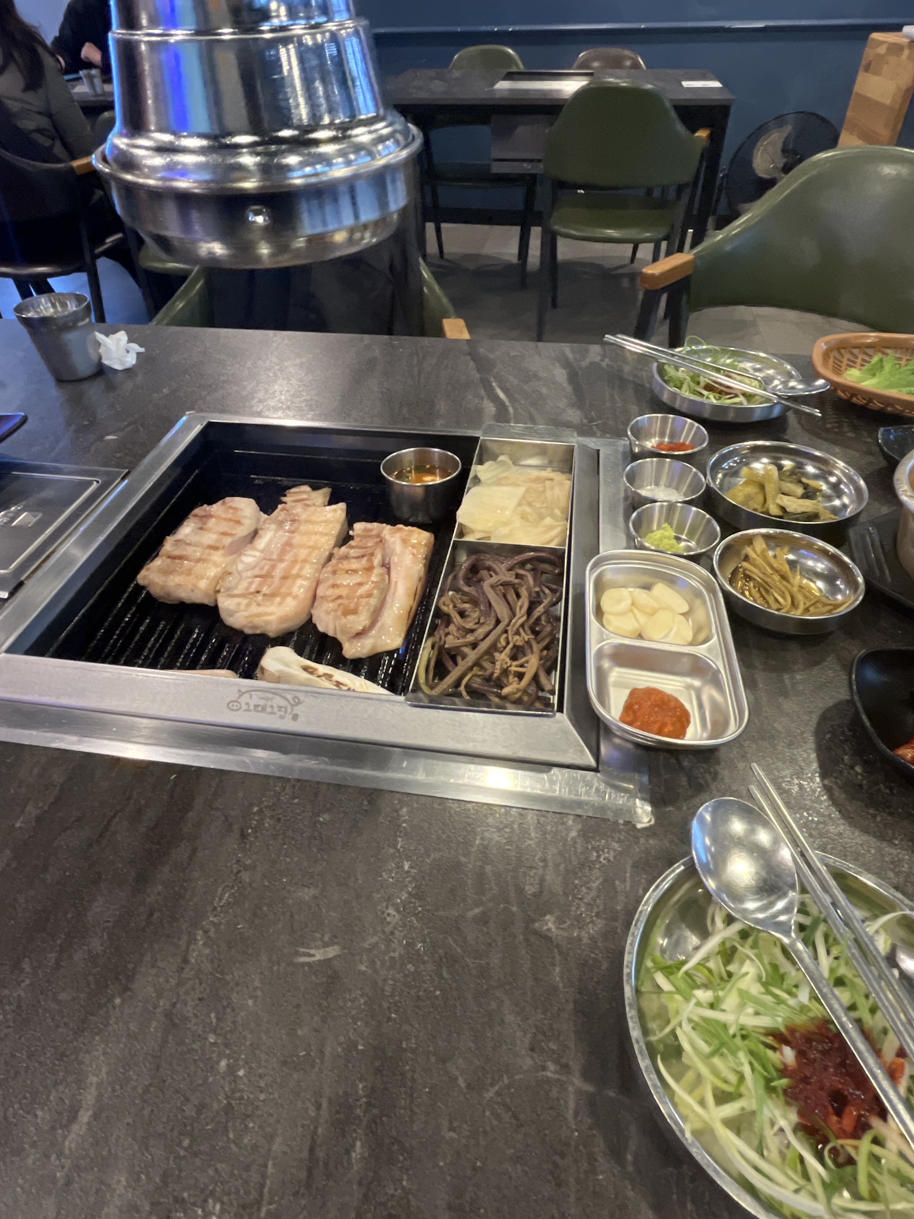 고기가 정말 두툽하고 - 제주 맛집 제주공항그때그집