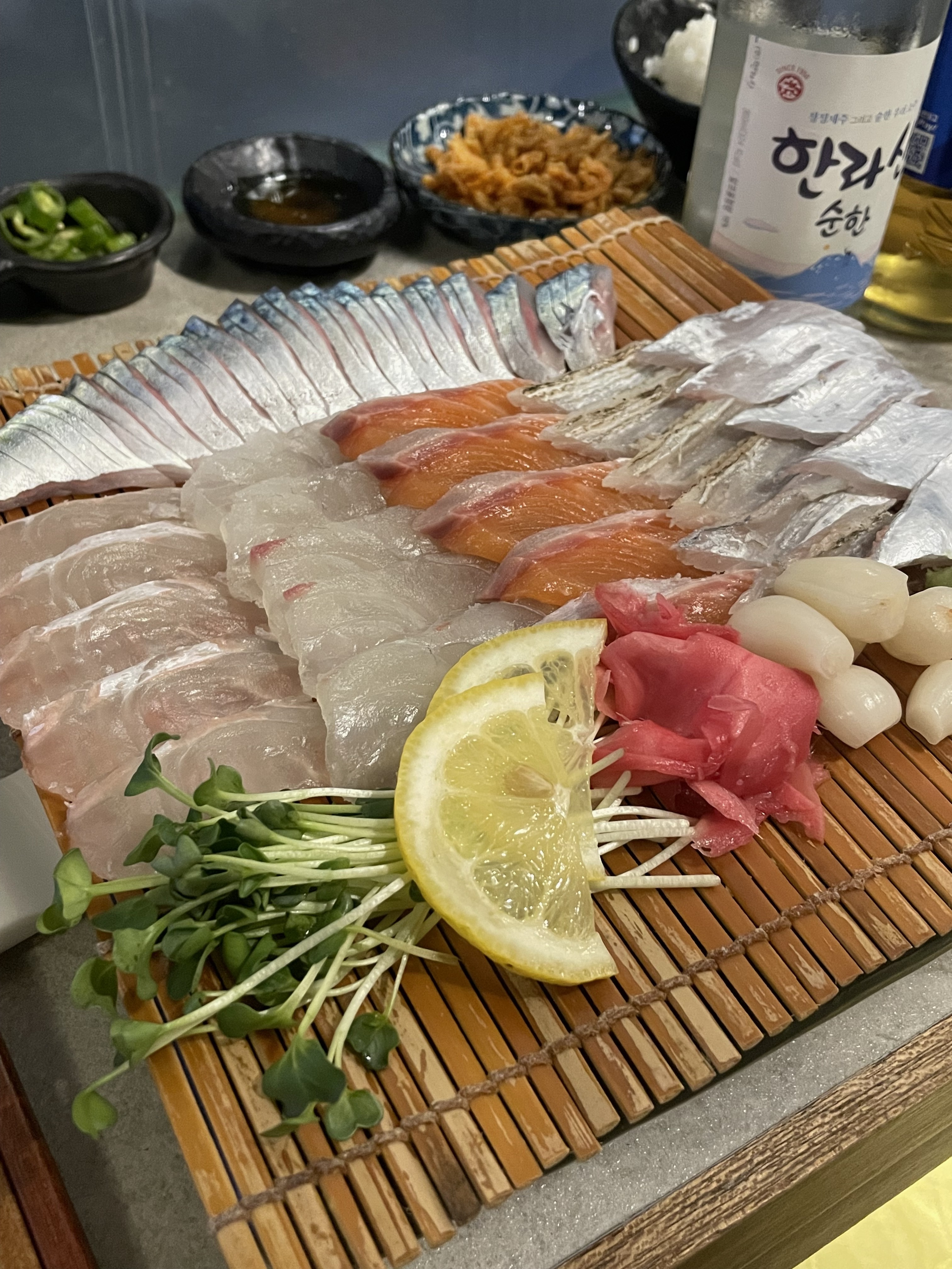 분위기도 괜찮고 맛도 좋아요! 다음에도 또 오고싶어요 ㅎㅎ - 제주 맛집 훈남횟집