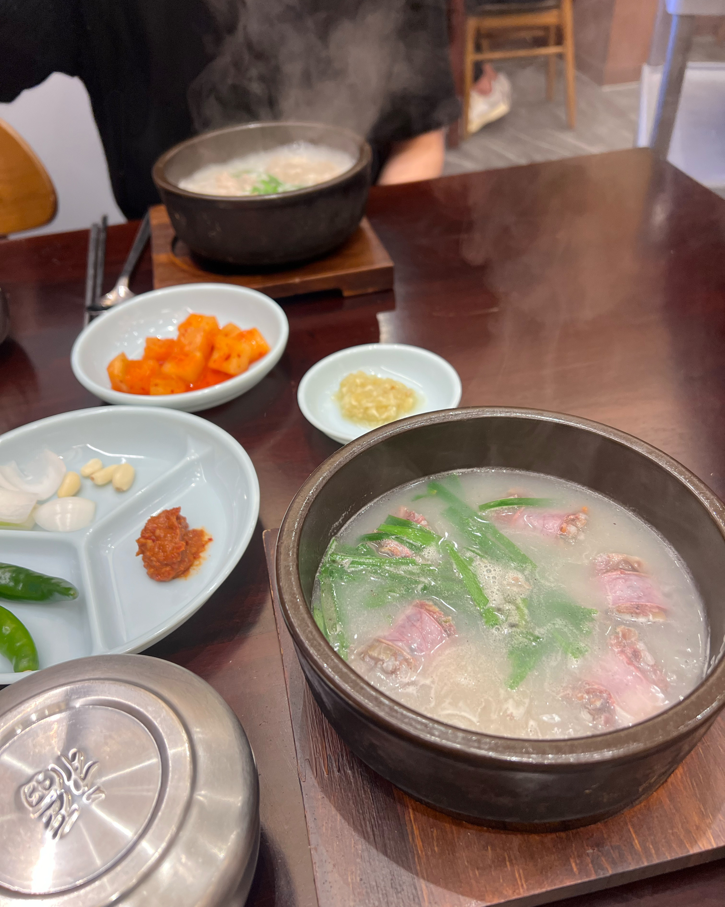 지나가는 길에 처음 와봤는데 매장도 넓고 맛도있어요 새벽인데도 사람이 많은것 보면 여긴 찐