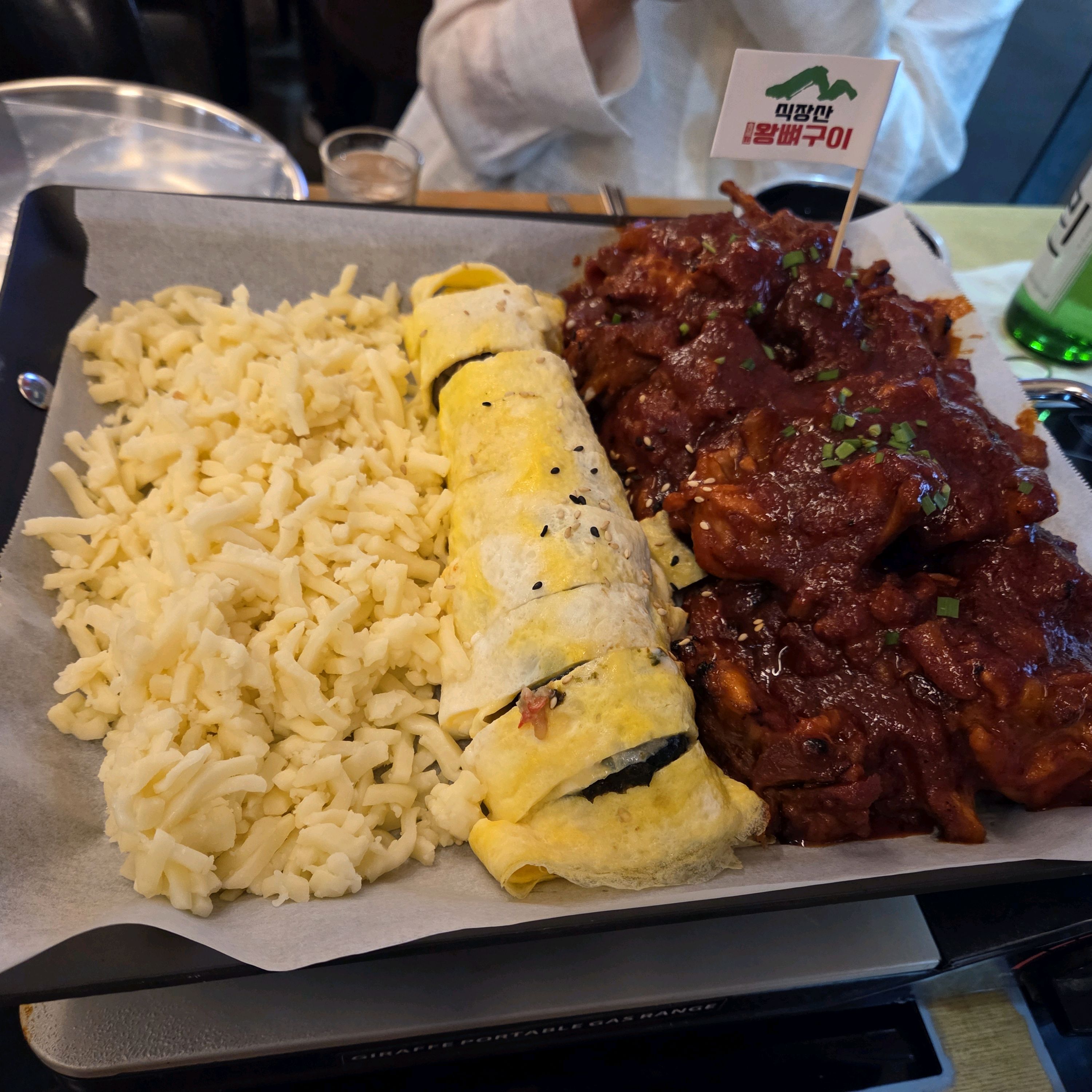 친절하고 음식이 맛있어요! 치즈랑 같이 먹으니까 더 맛있었어요 - 대전 맛집 식장산왕뼈구이