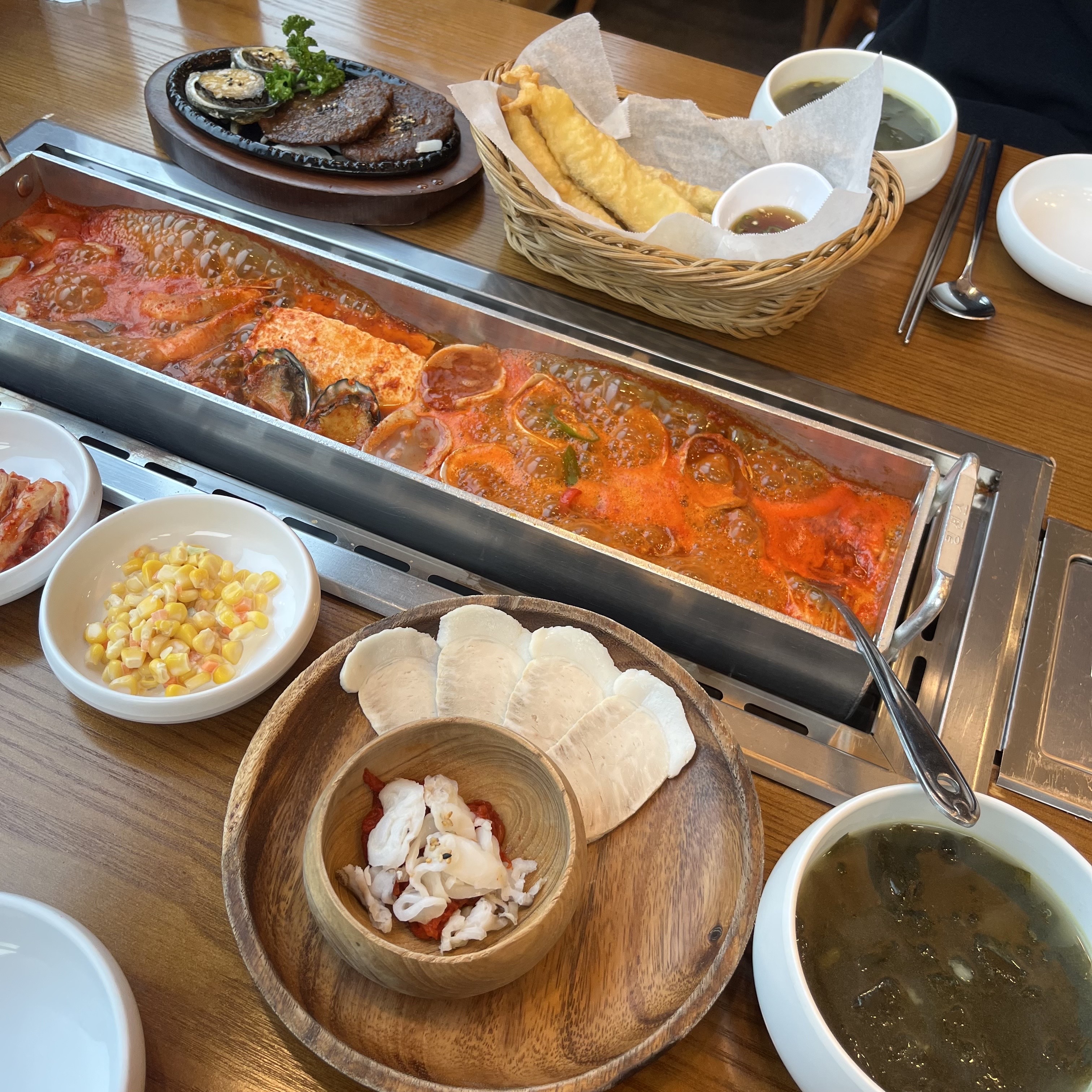 제주 놀러왓다가 우연히 들렀는데 너무 맛있게 잘 먹었습니다. 매장도 청결하고 사장님도 친절