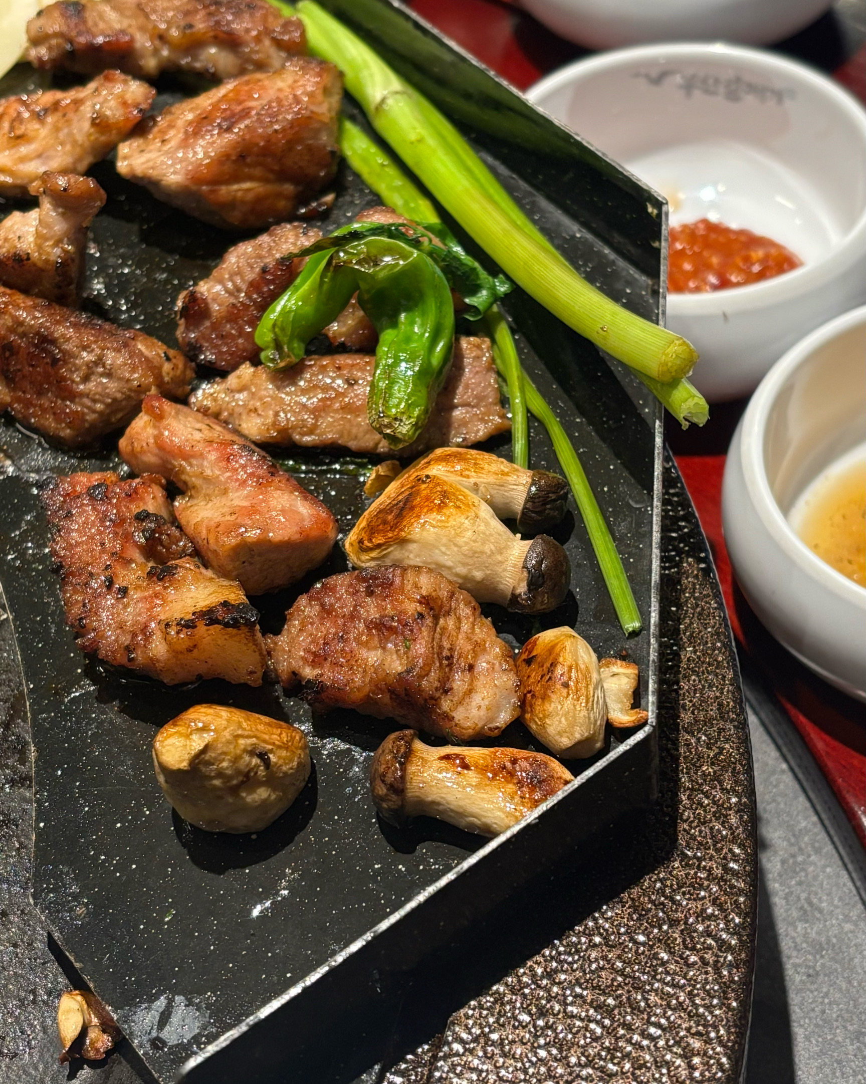 한 번만 오는 사람은 없는… 😍 반찬 너무 알차고 고기 품질 좋아서 삼겹이는 여기만 와요 