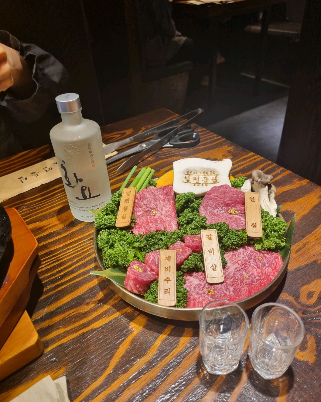 고기도 친절하게 구워주시고 고기가 살살 녹네요~  군복무하는 아들 외박나와서 맛있는 고기 