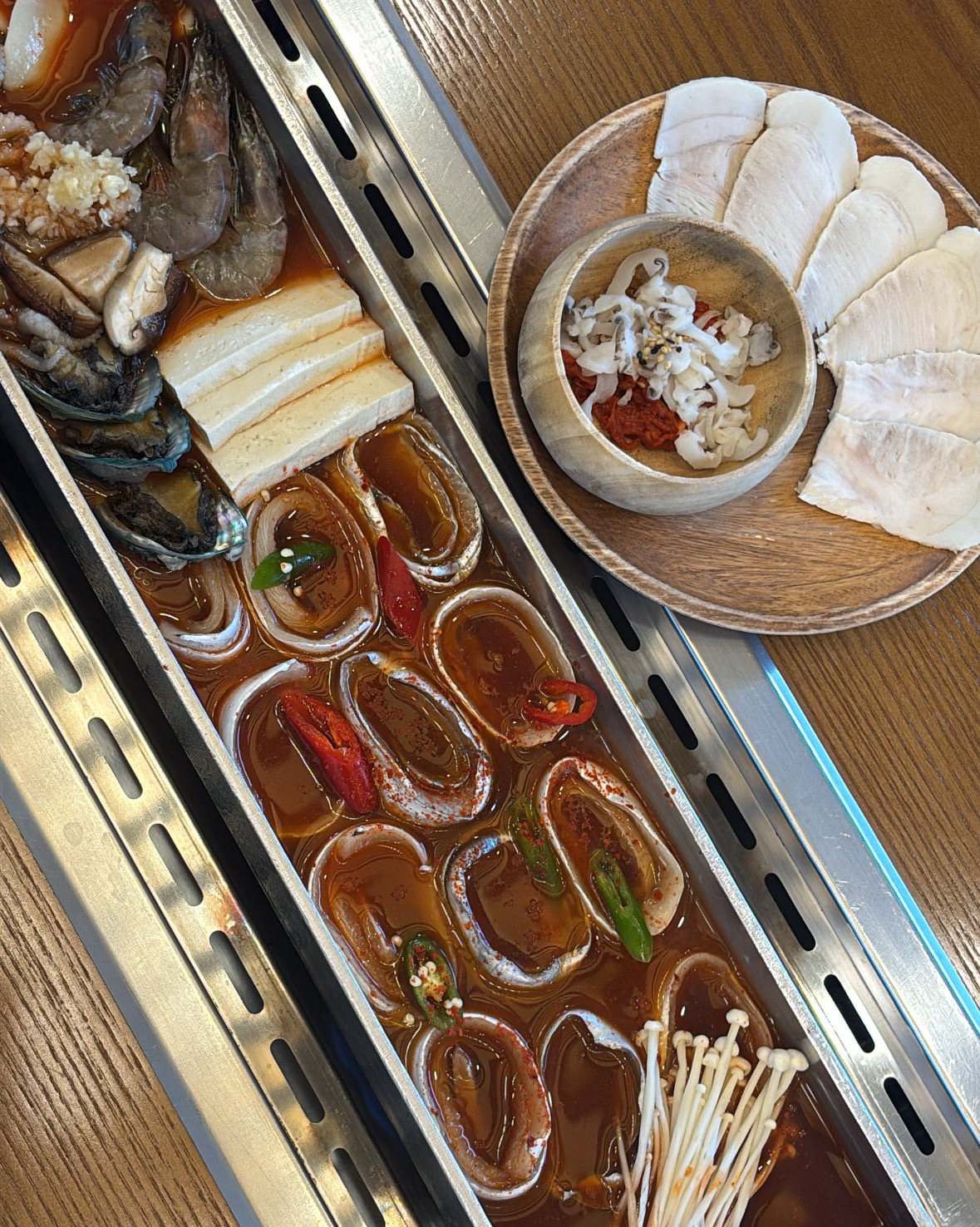 저기 맨 처음에 나오는 메뉴가 양념장이 - 제주 맛집 한라갈치 중문점