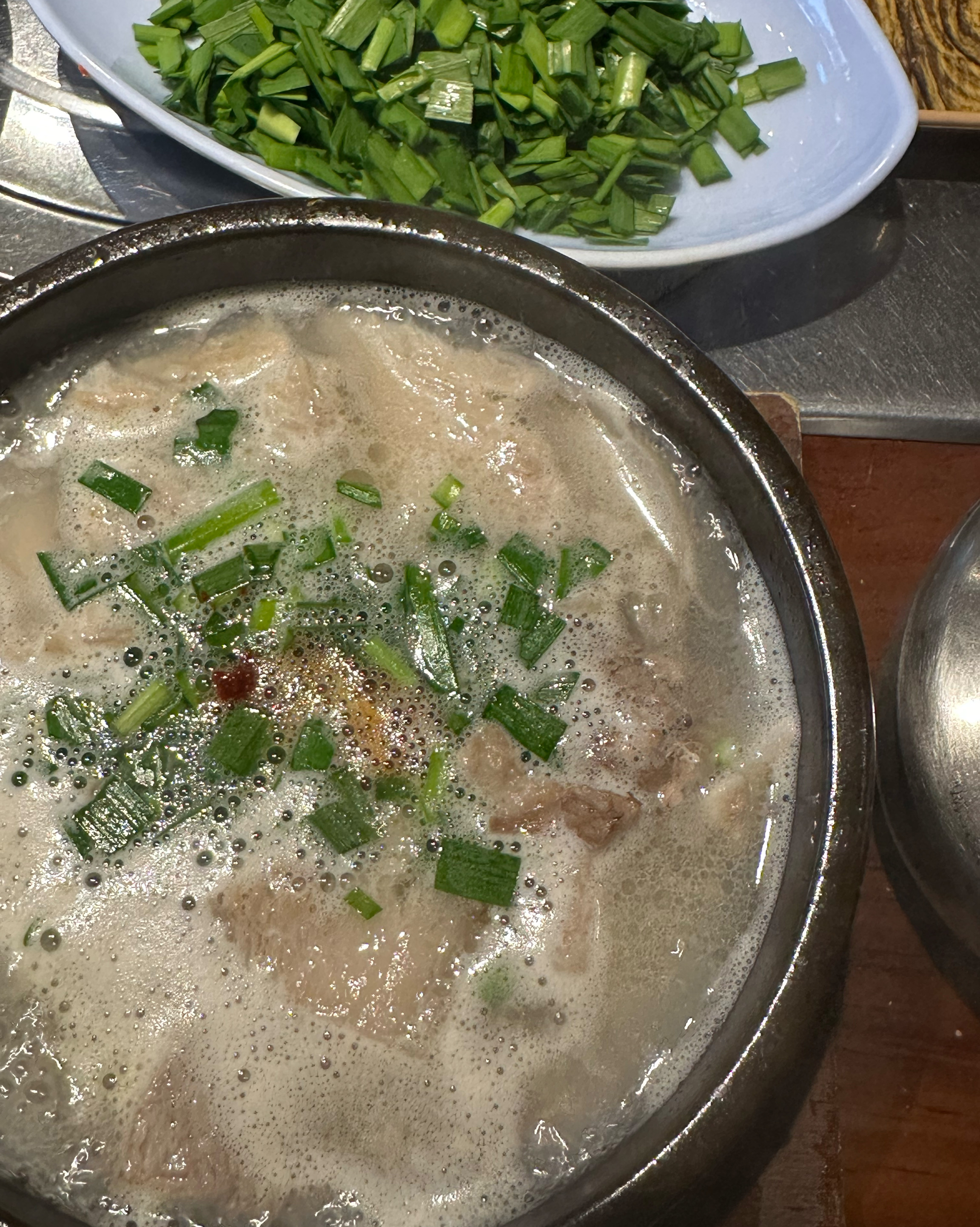 고기가 너무 부드럽고 맛있어요! 순대랑 초무침 반찬으로 계속 먹을 수 있고 가성비 짱짱좋음