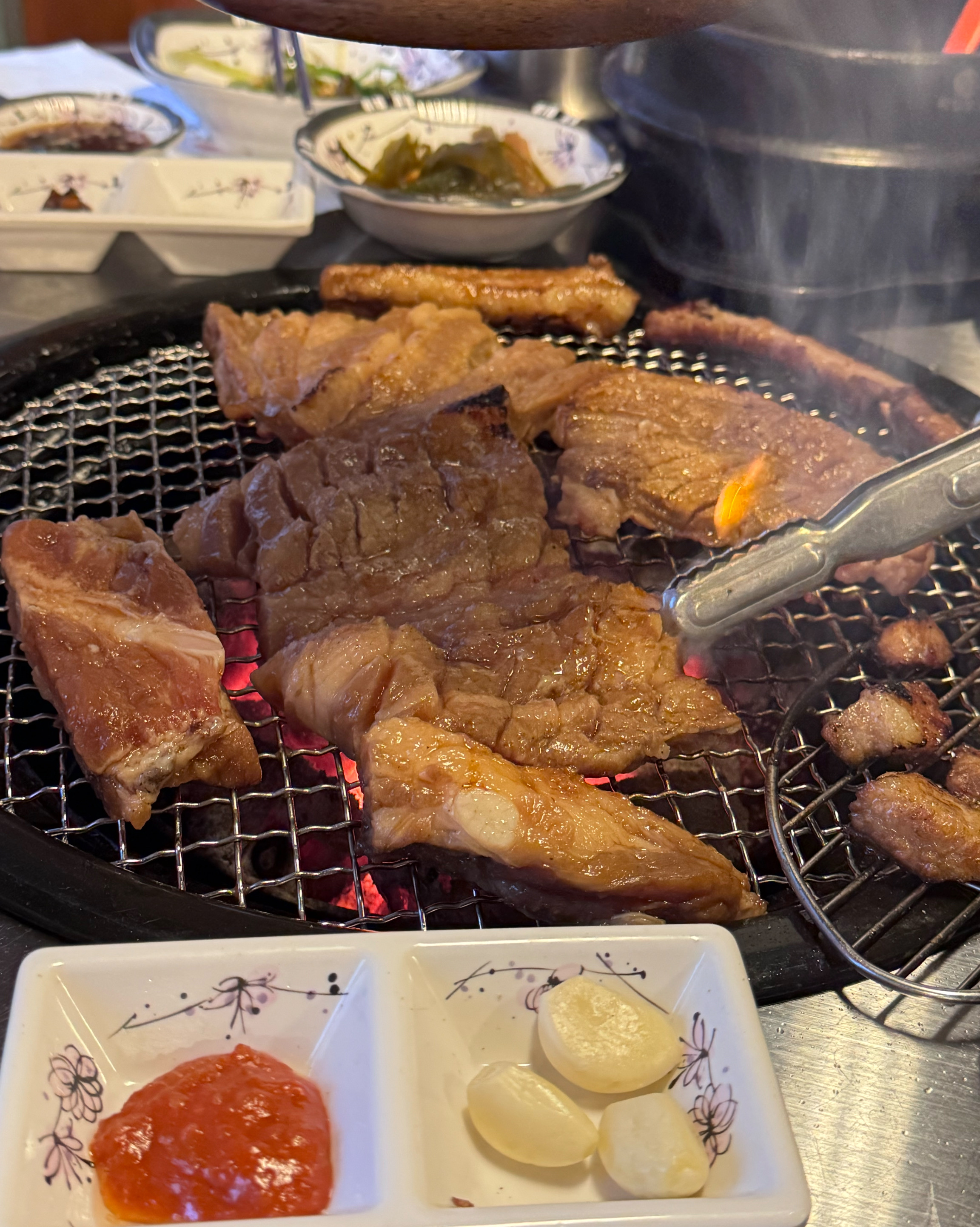 고기가 부드럽고 맛있어요! 직접 구워 주셔서 더 좋았습니다 갈비 잡내도 안 나고 많이 달지