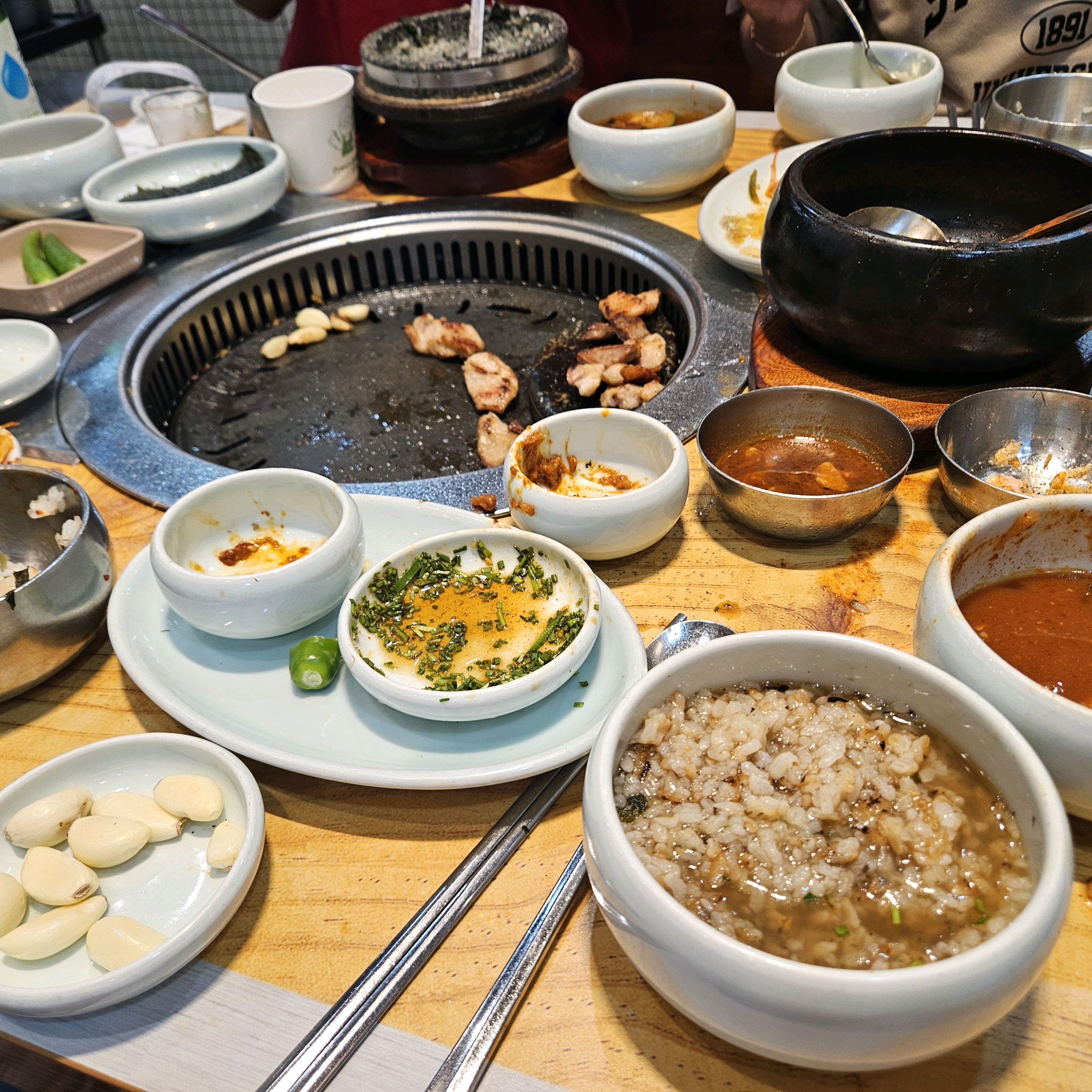 고기가 맛이있고 직원분들 응대가 아주빠르고 친절합니다  다음에 또 올거같아요~ - 대전 맛집 맛찬들왕소금구이 갈마점