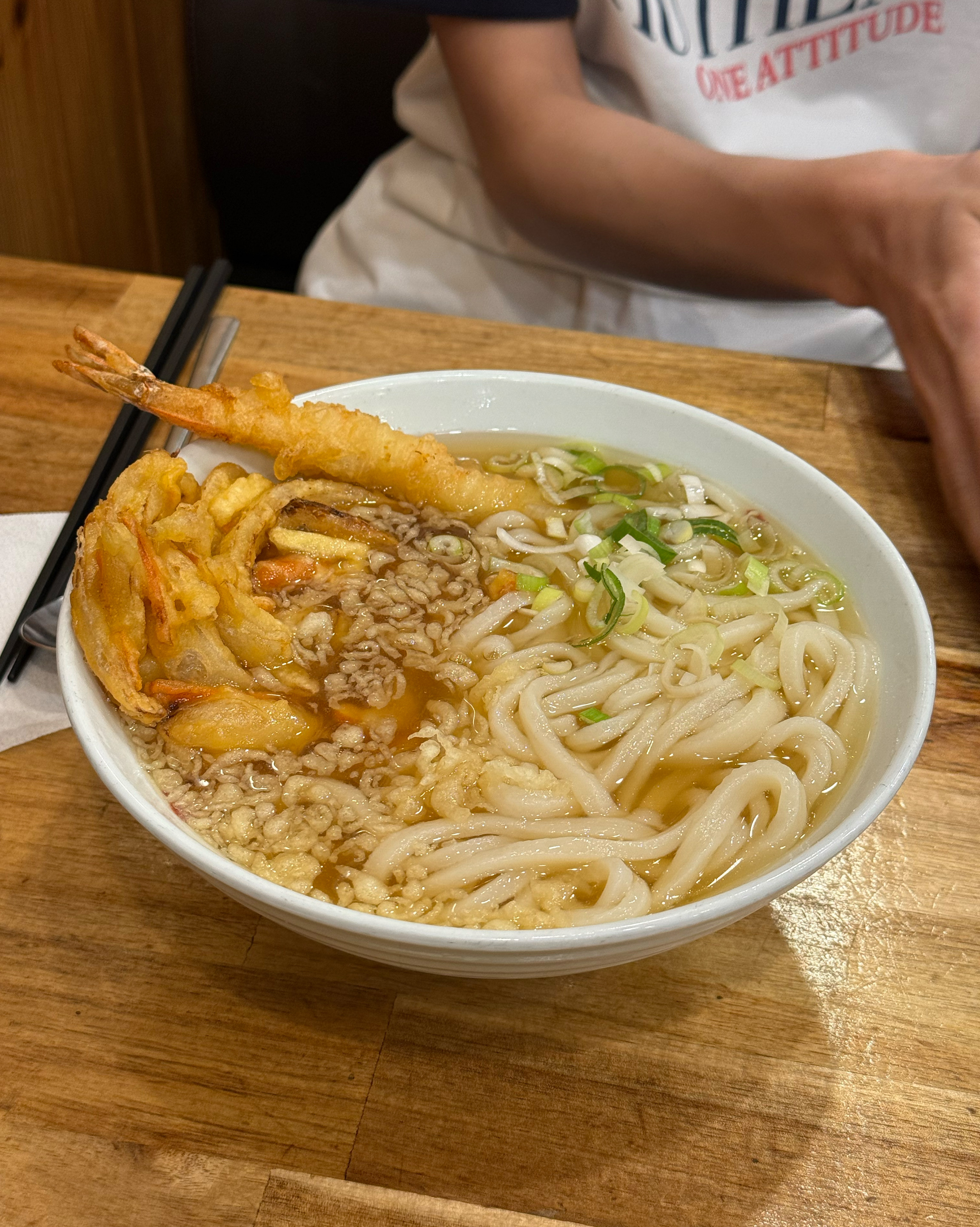 맛은 생각보다 괜찮았어요. 텐뿌라는 가쓰오부시 맛이 강했고 붓카케는 쯔유라고 해야 하나, 
