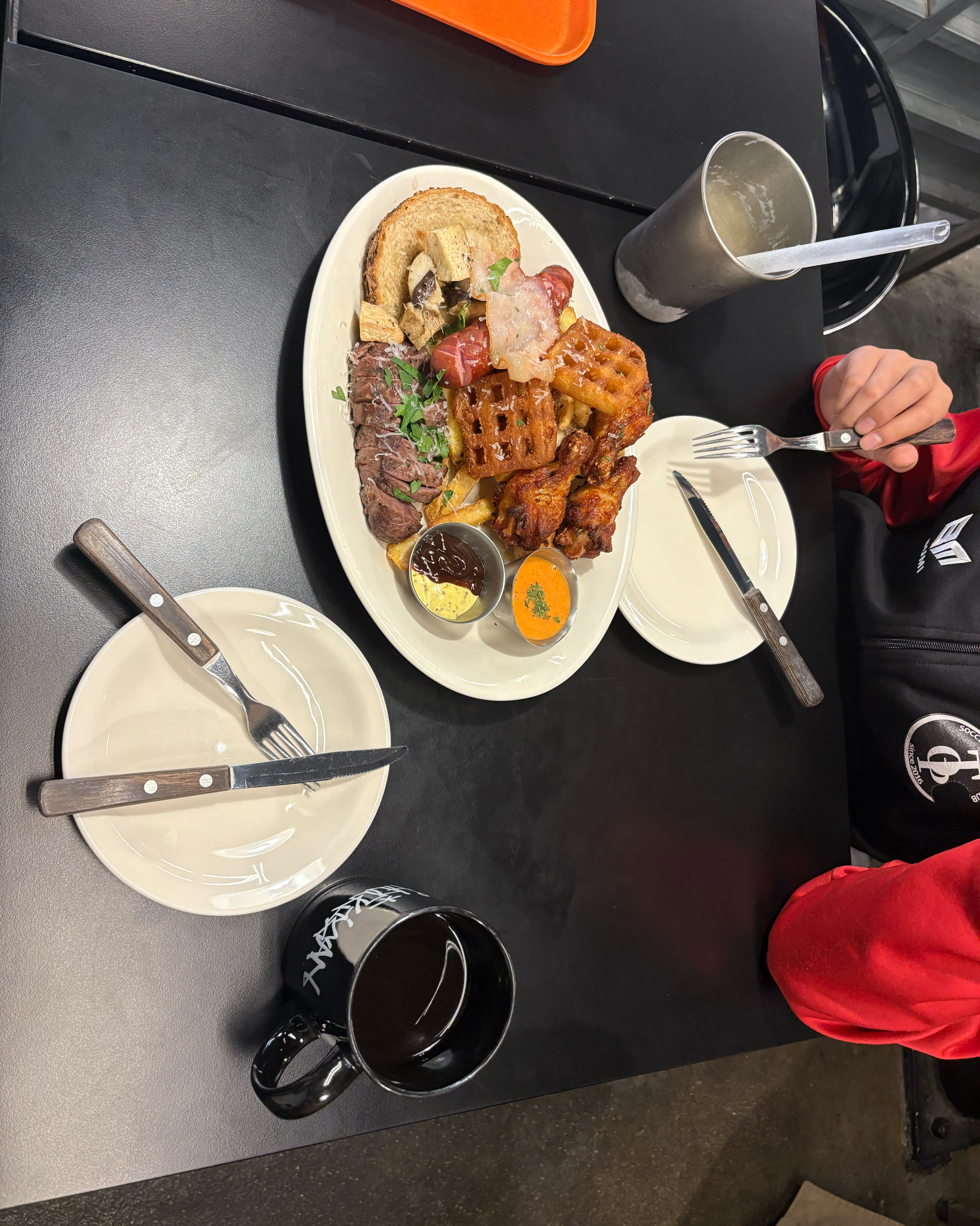 커피, 쉐이크, 길티플레이트 브런치로 맛있게 먹고 갑니다~ 고기가 엄청 부드러워요! 위치가