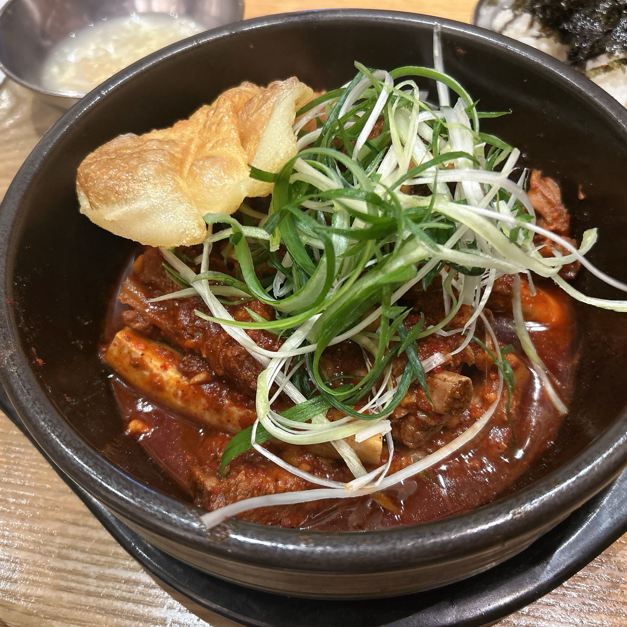 주말 낮시간 앞에 두팀있었는데 대기가 길진 않았어요. 음식은 대기할때 미리 주문하고 앉으니