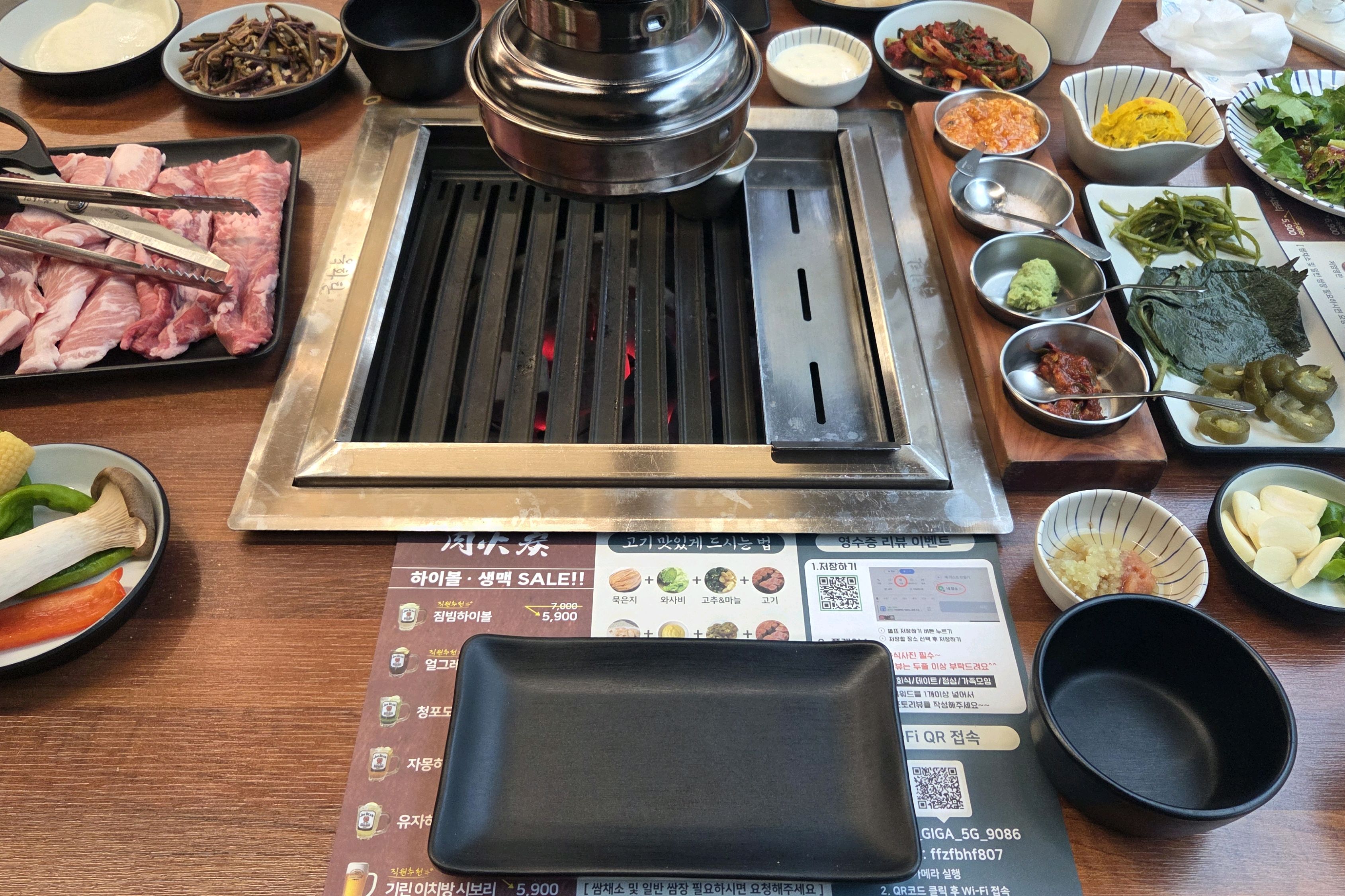 반찬도 많이 주시고 고기도 질이 좋습니다. - 대전 맛집 육화탄 대전롯데백화점 괴정점